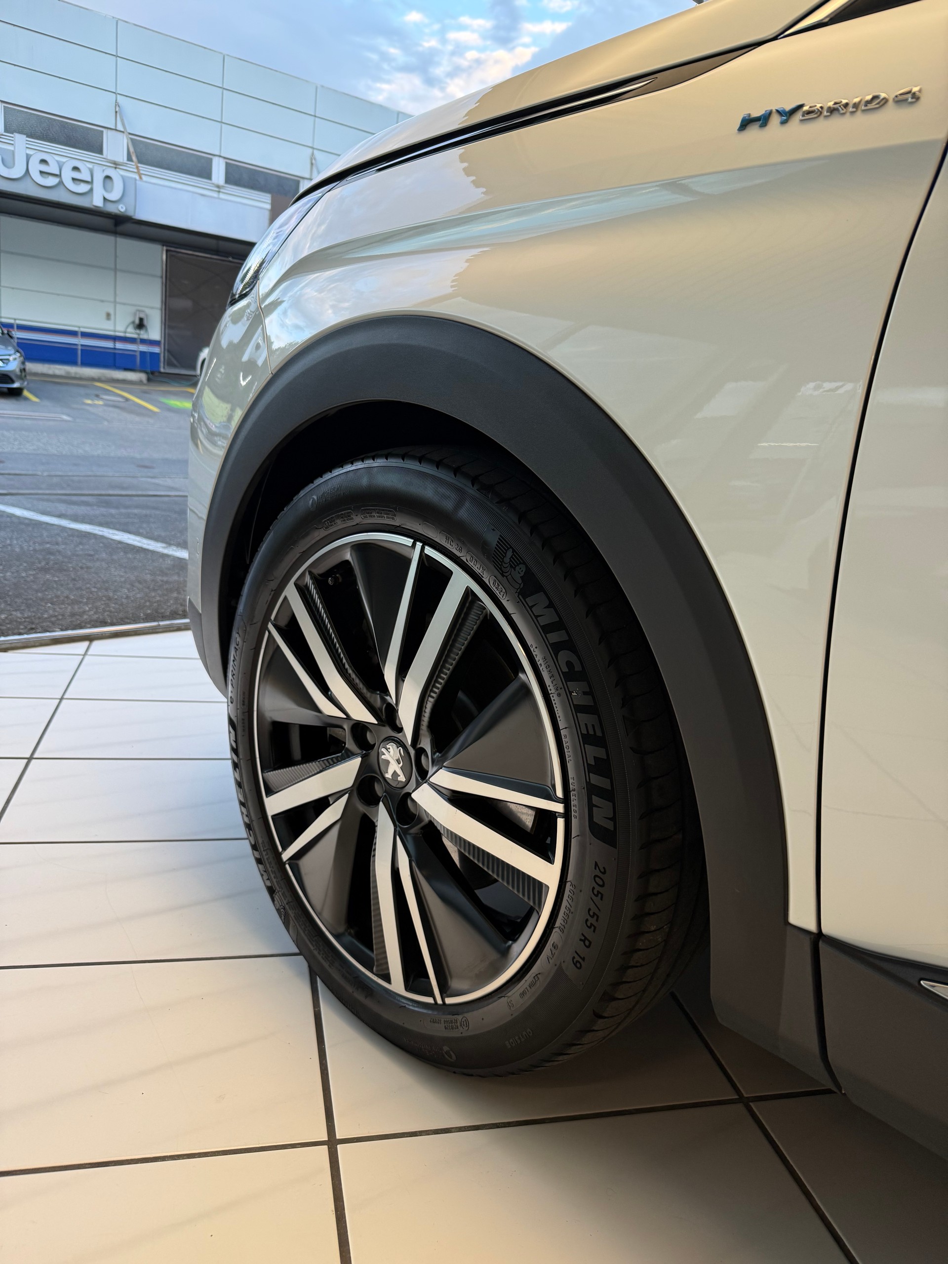 PEUGEOT 3008 300e Hybrid4 GT Pack EAT8-image-25