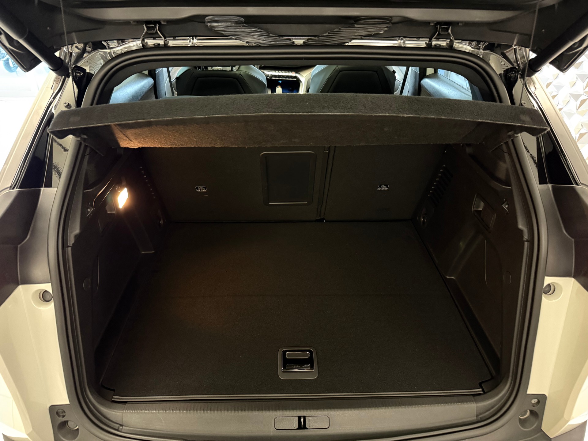 PEUGEOT 3008 300e Hybrid4 GT Pack EAT8-image-11