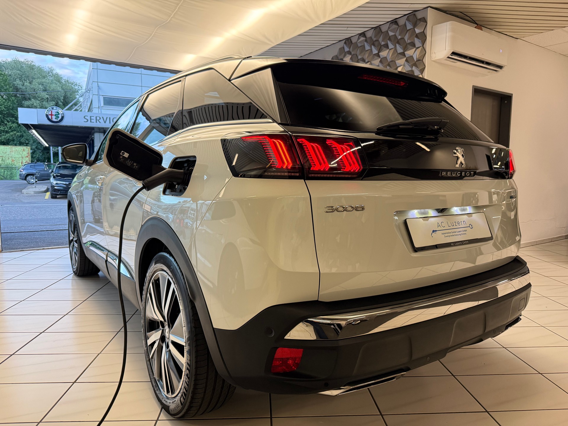 PEUGEOT 3008 300e Hybrid4 GT Pack EAT8-showroom-element-1