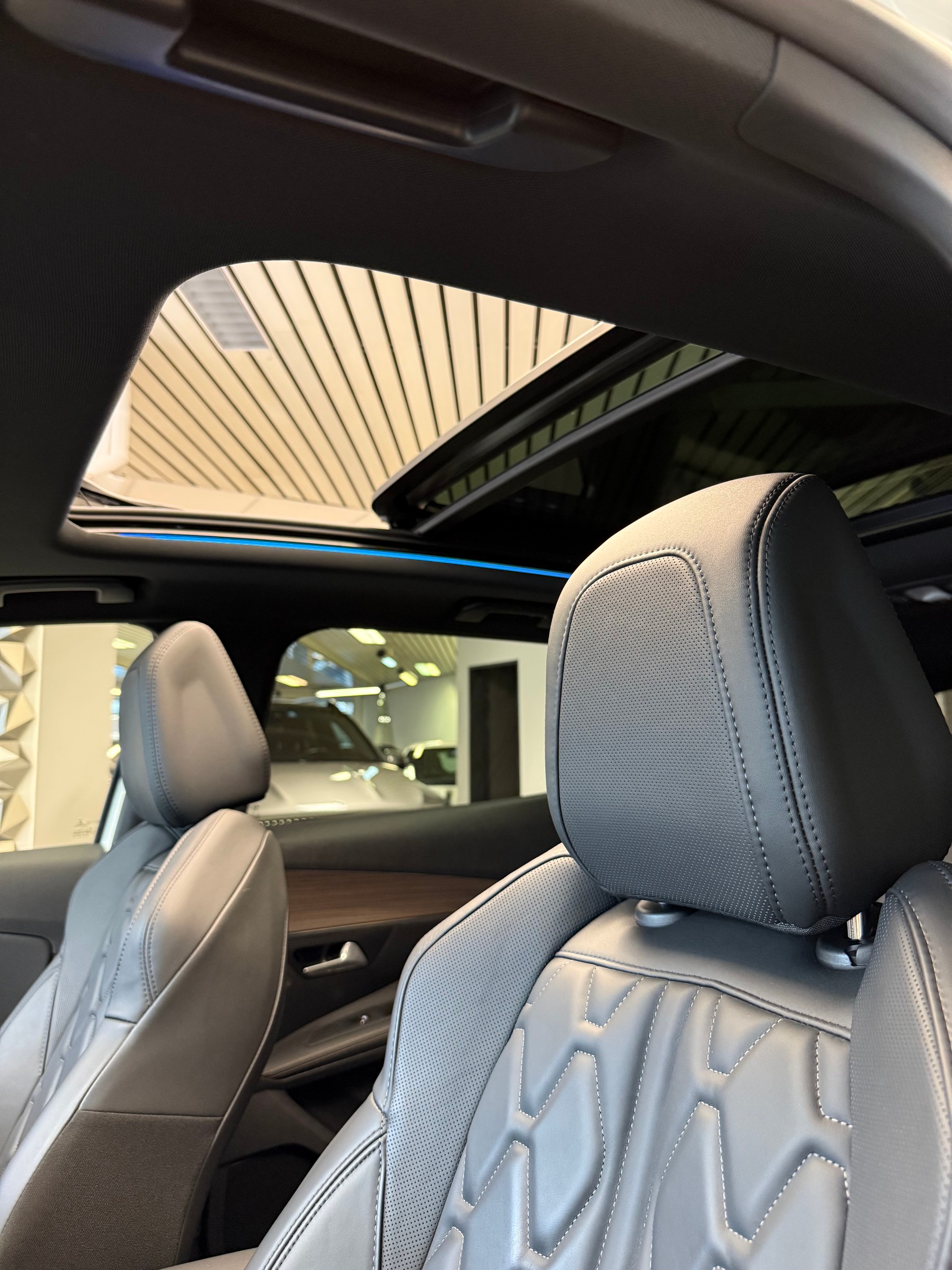 PEUGEOT 3008 300e Hybrid4 GT Pack EAT8-image-7