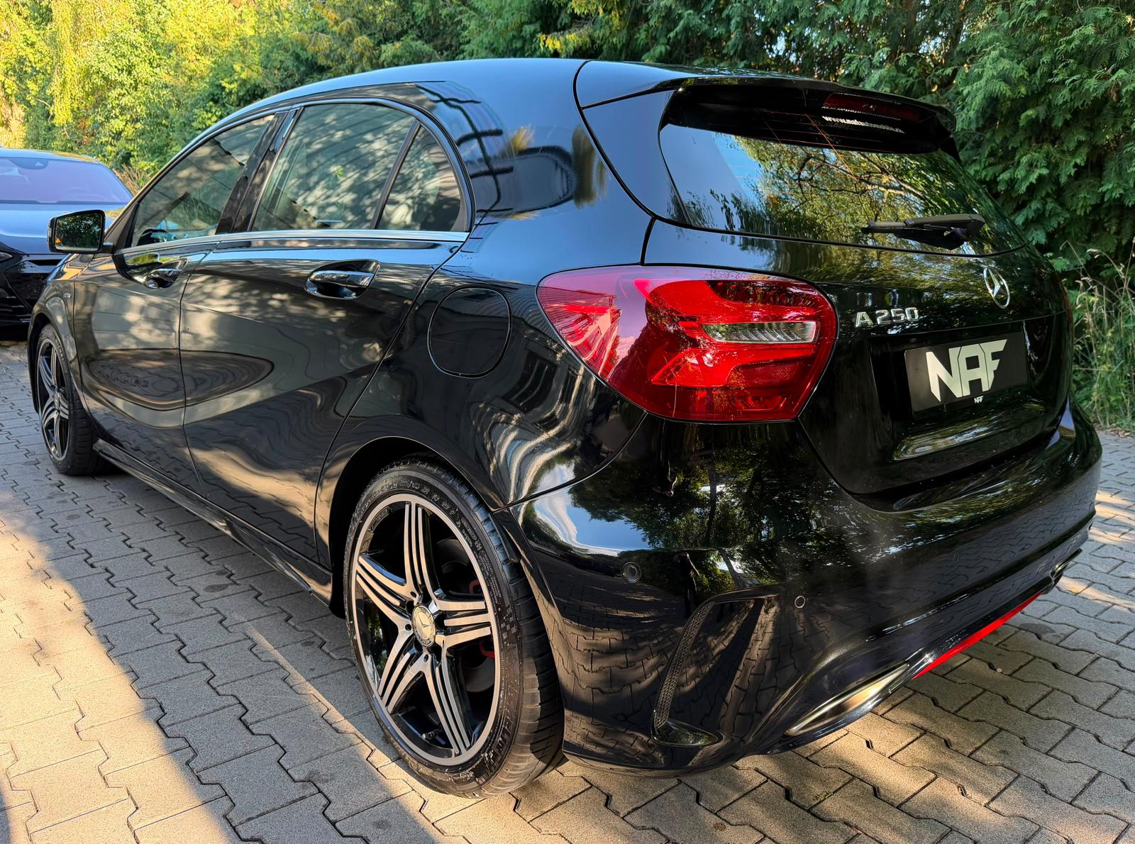 MERCEDES-BENZ A 250 Sport 7G-DCT-showroom-element-2