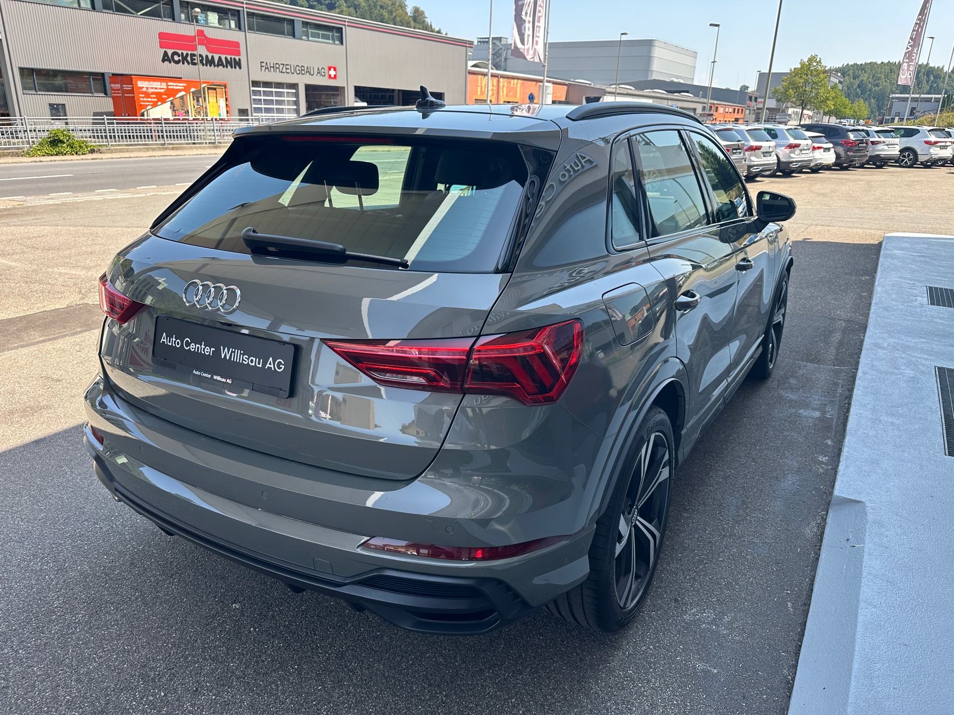 AUDI Q3 35 TDI S line quattro S-tronic-image-10