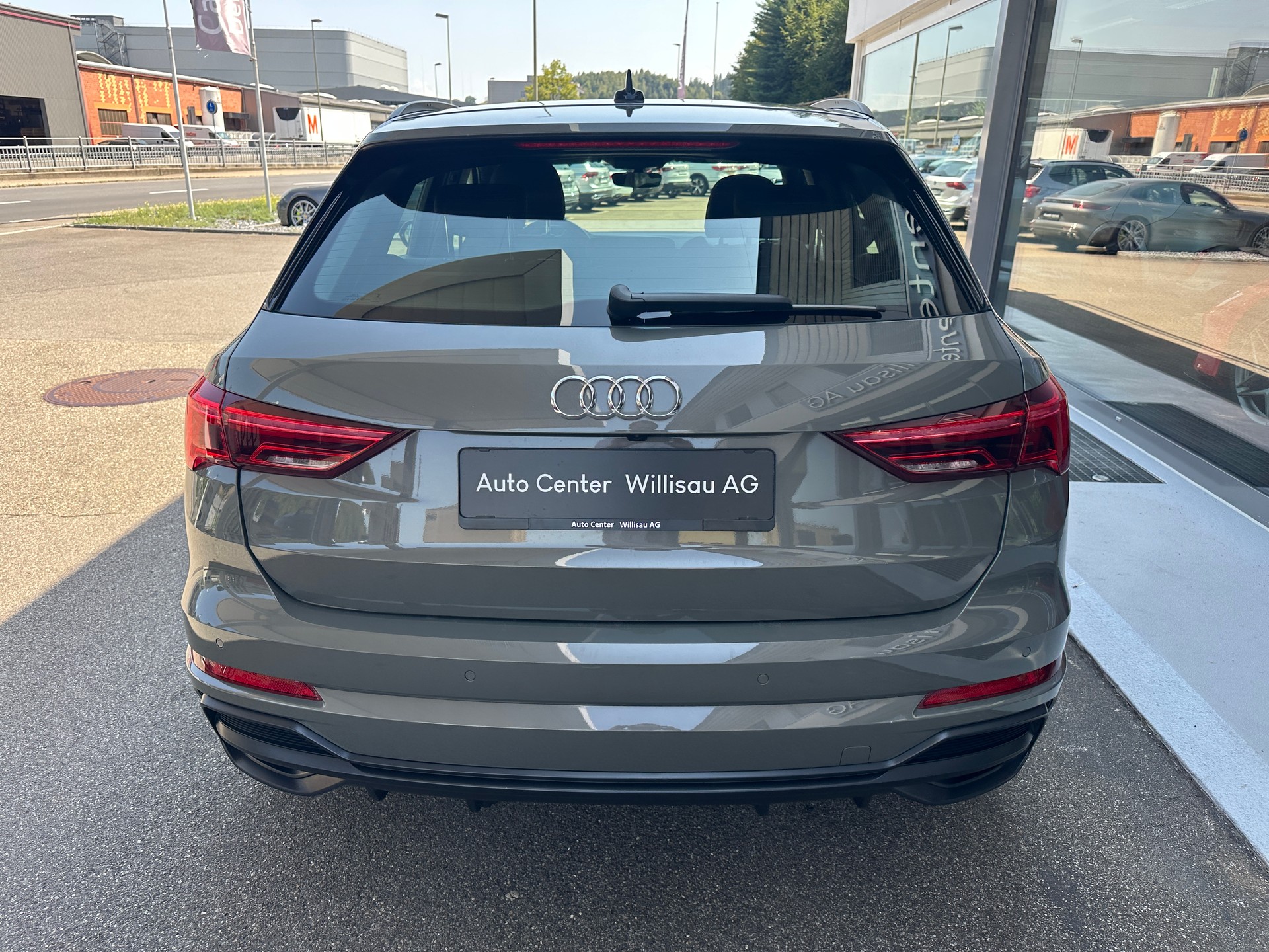 AUDI Q3 35 TDI S line quattro S-tronic-image-9