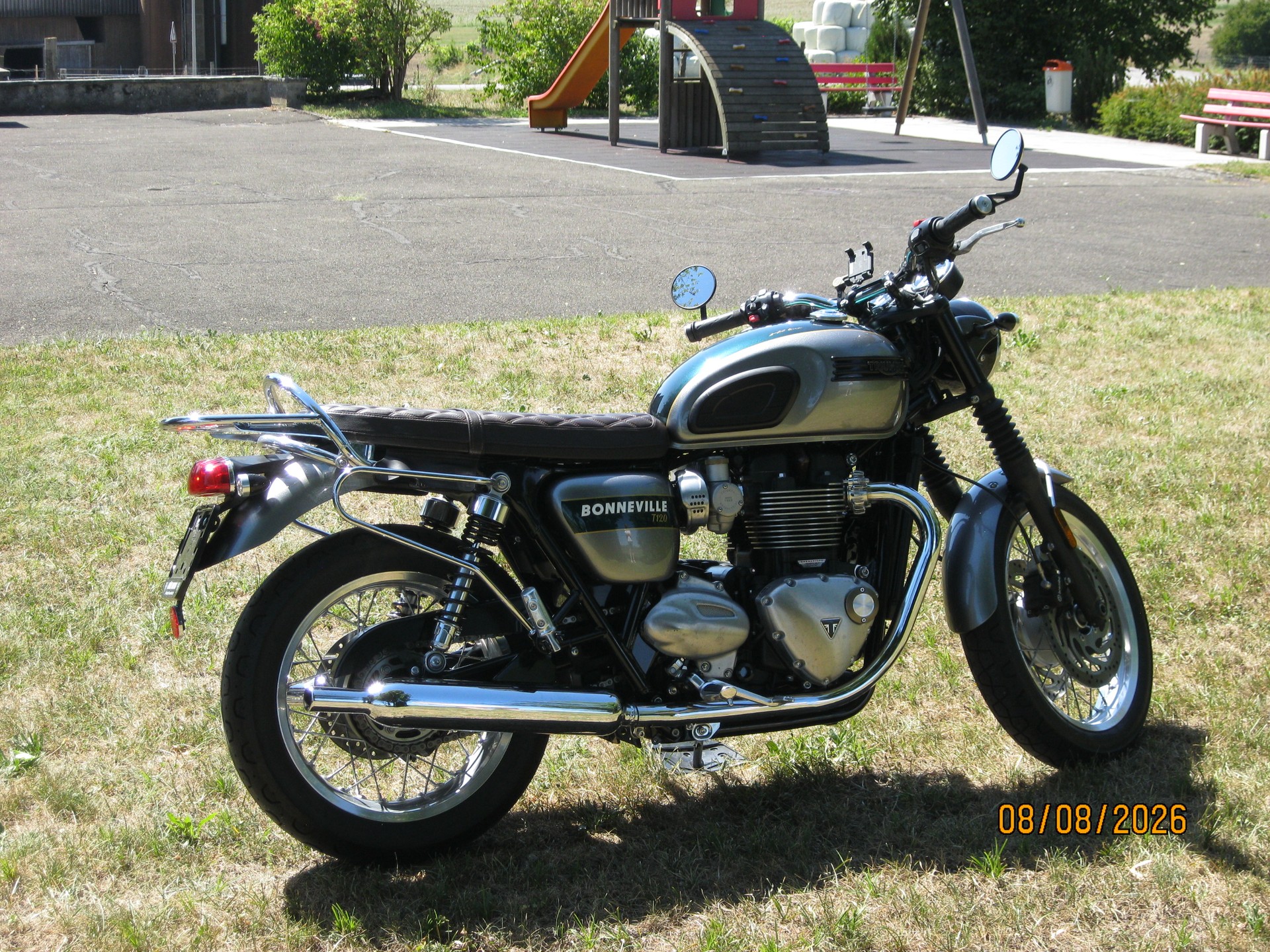 TRIUMPH Bonneville T120 Gold Line-image-1