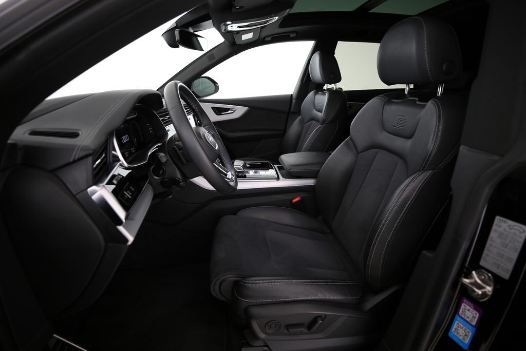 AUDI Q8 3.0 55 TFSI e quattro T-Tronic-showroom-element-3
