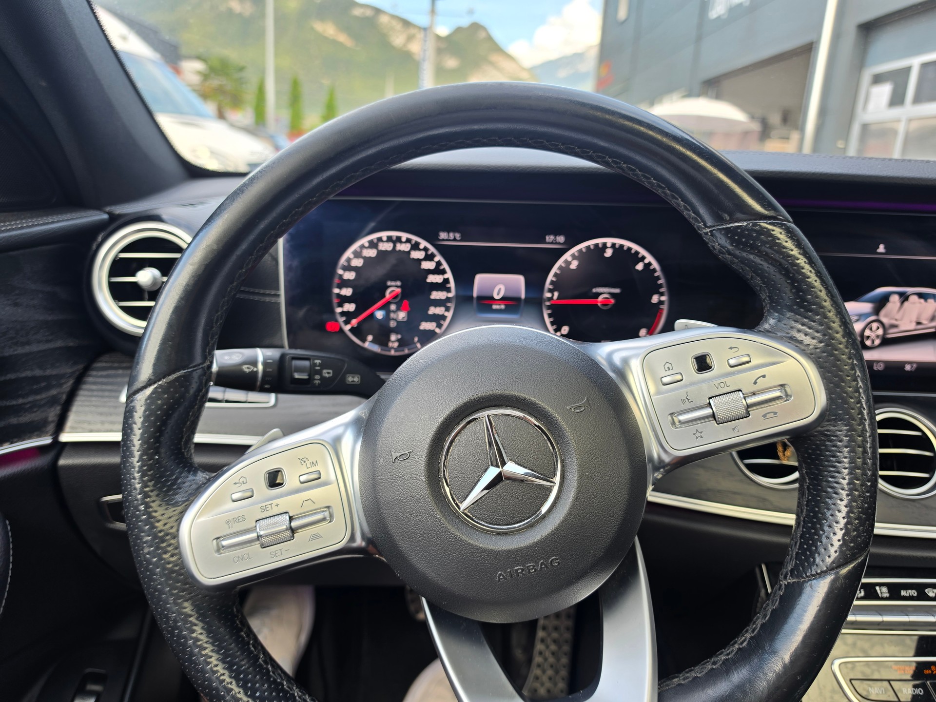 MERCEDES-BENZ E 220 d Swiss Star AMG Line 4Matic 9G-Tronic-image-10