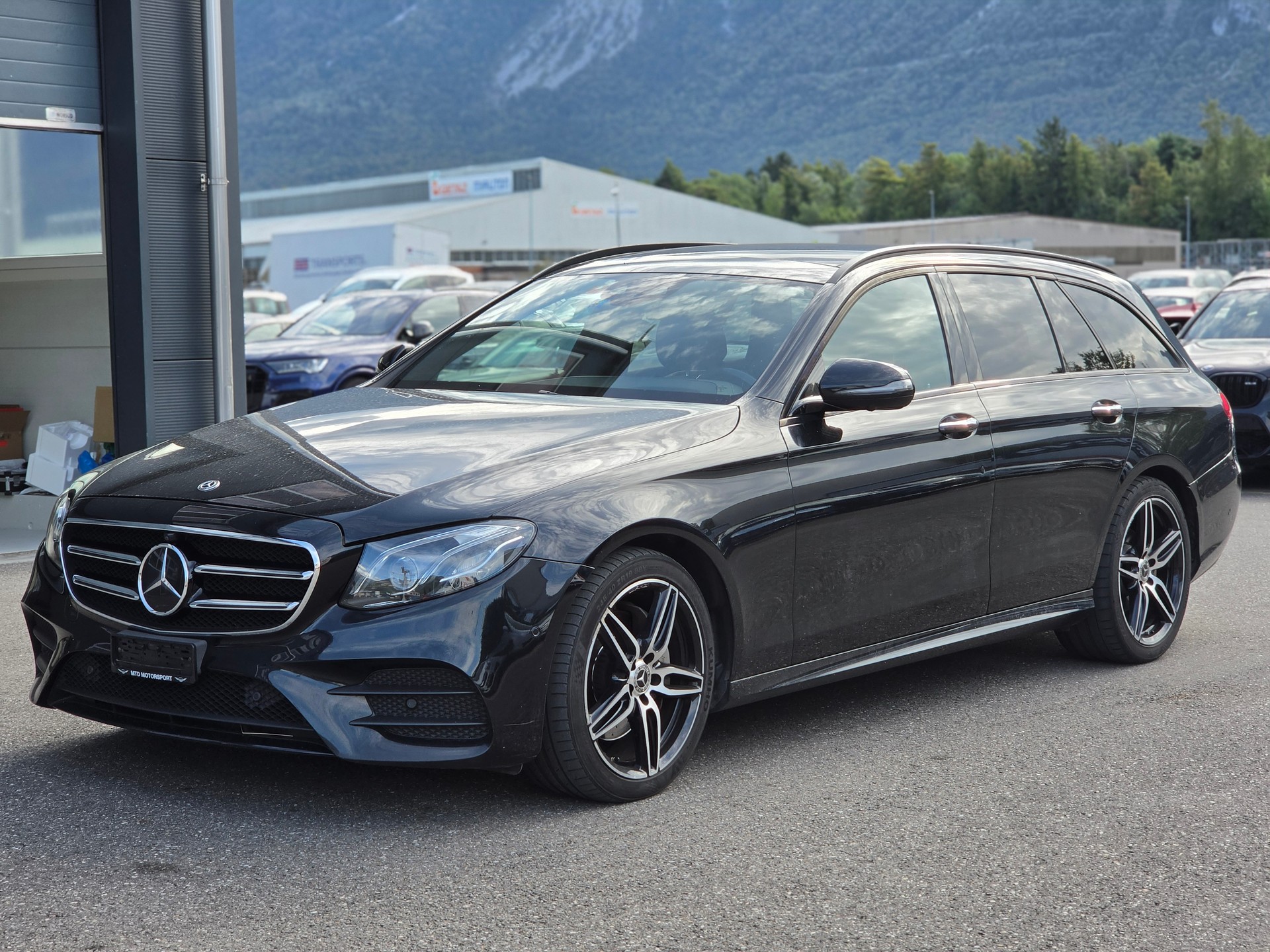 MERCEDES-BENZ E 220 d Swiss Star AMG Line 4Matic 9G-Tronic-showroom-element-2