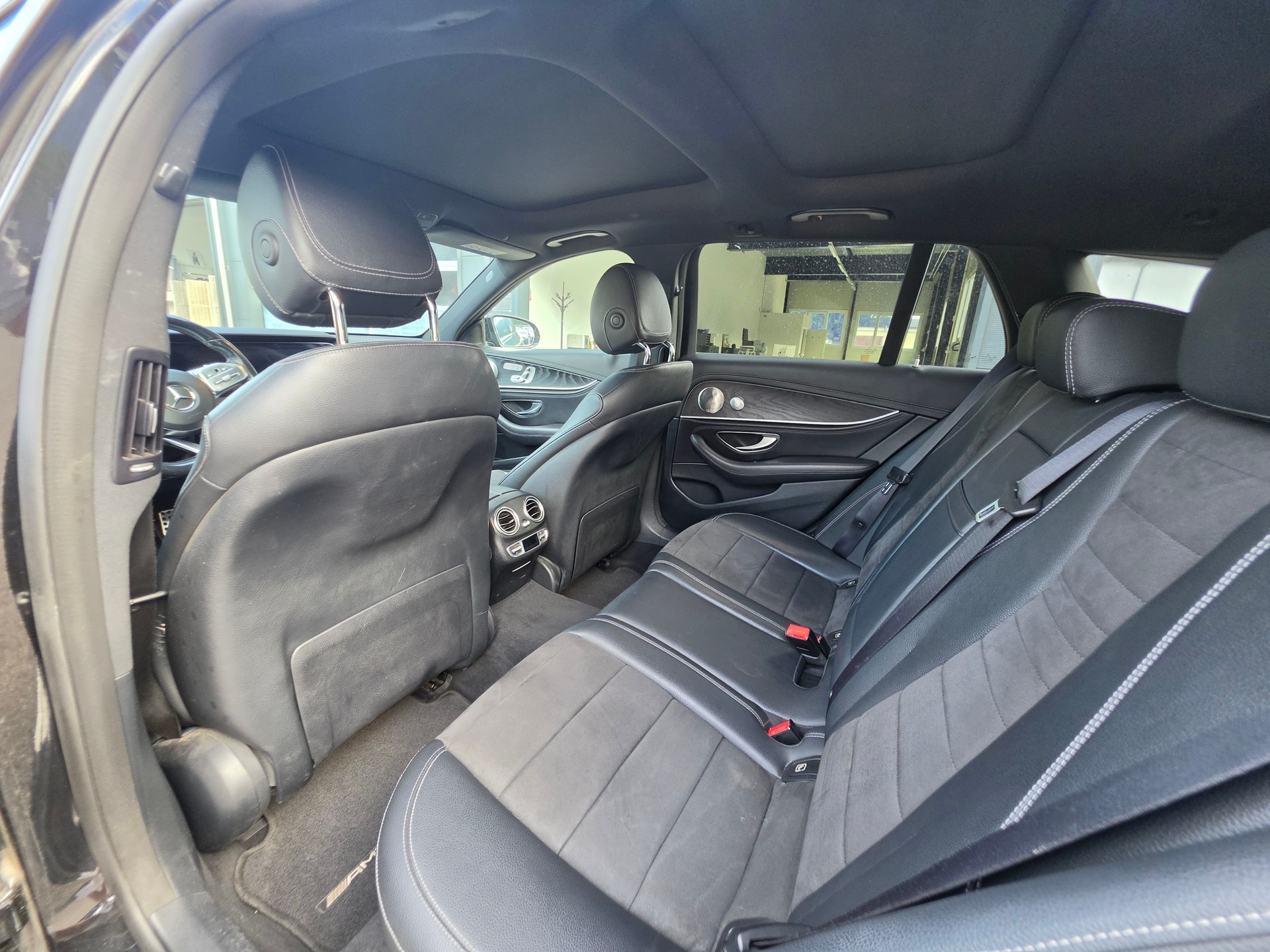 MERCEDES-BENZ E 220 d Swiss Star AMG Line 4Matic 9G-Tronic-image-7