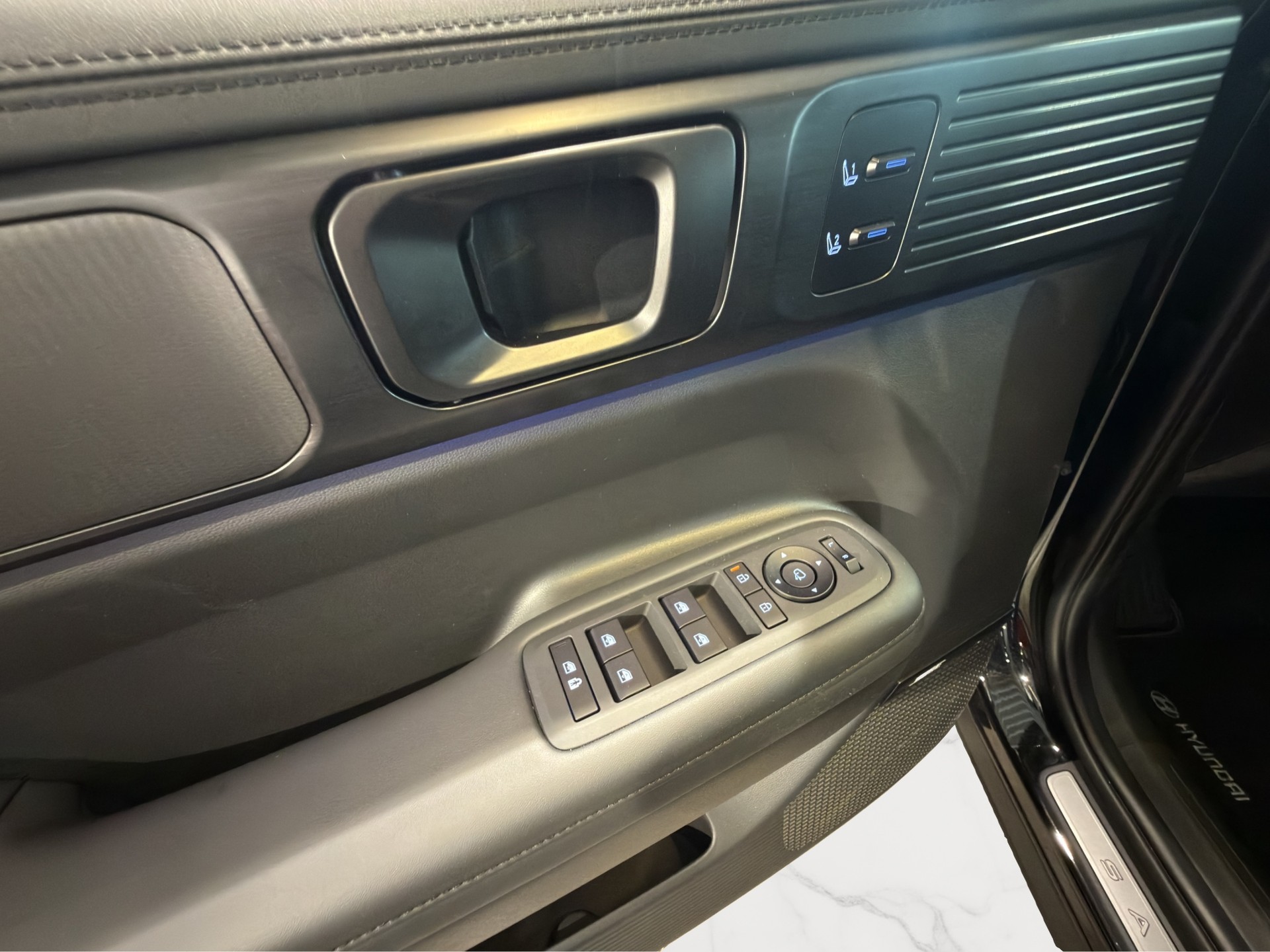 HYUNDAI Santa Fe 1.6 T-GDi HEV Calligraphy Swiss Ed. 4WD Automatic-image-11