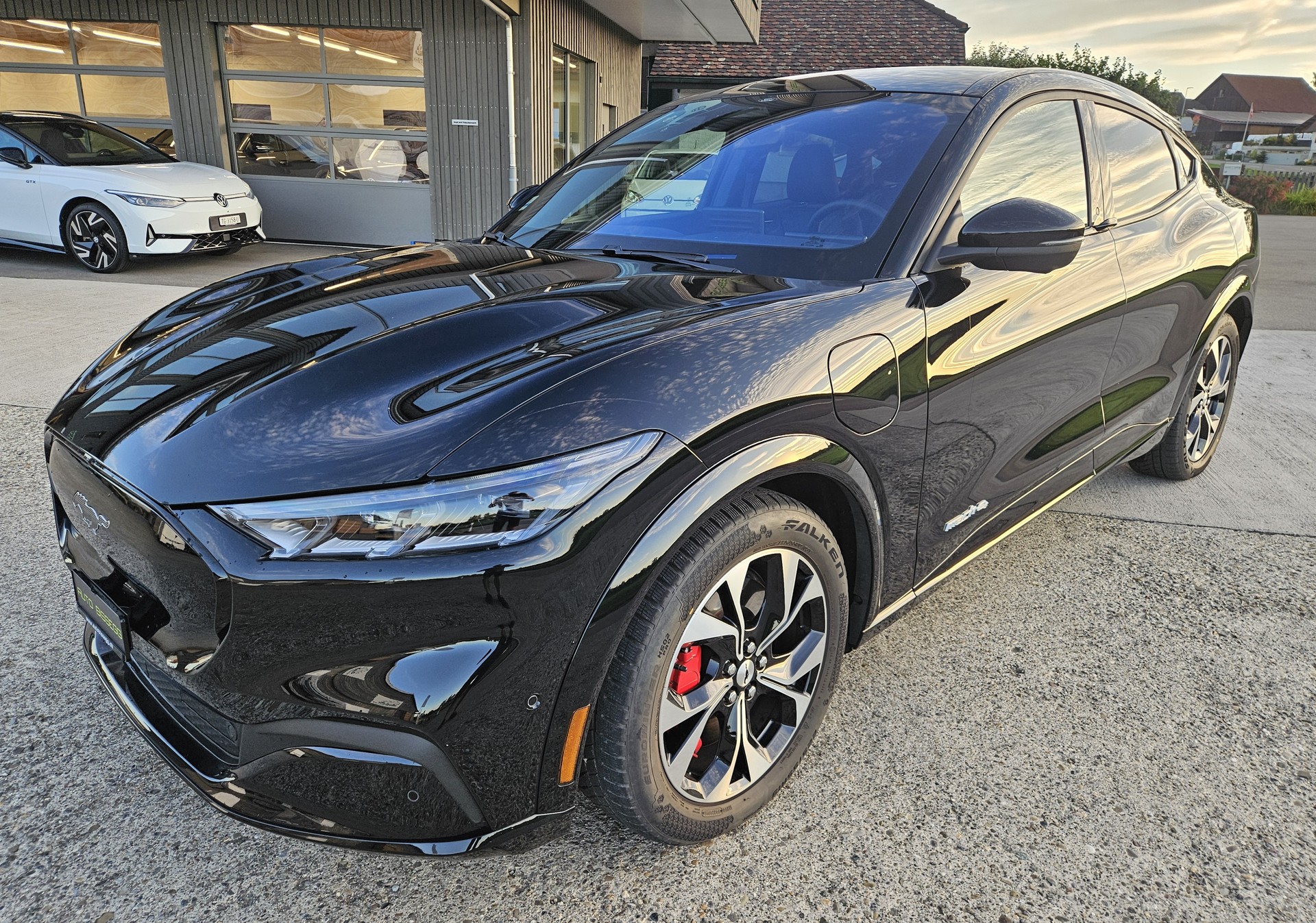 FORD Mustang MACH-E Premium AWD 72.6 kWh-showroom-element-1