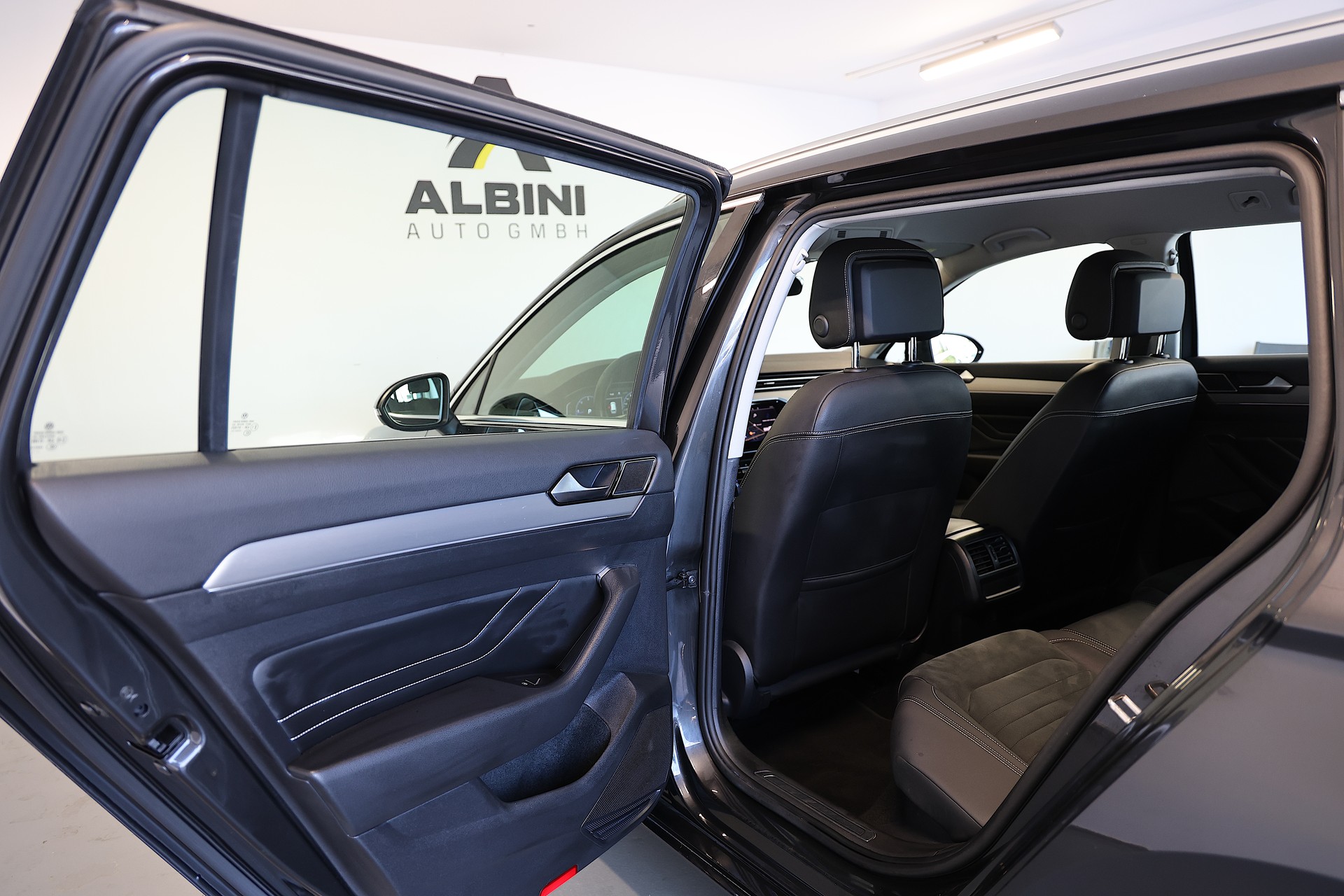 VW Passat Variant 2.0 TDI 200 Elegance DSG 4m-image-14