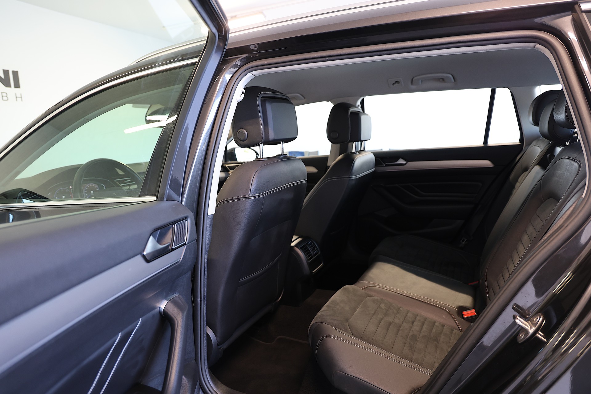 VW Passat Variant 2.0 TDI 200 Elegance DSG 4m-image-15