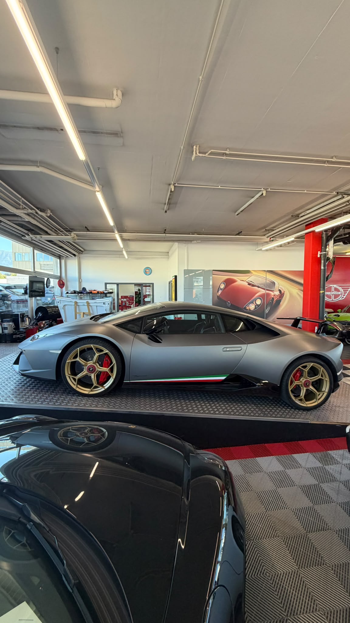 LAMBORGHINI PERFORMANTE-showroom-element-2