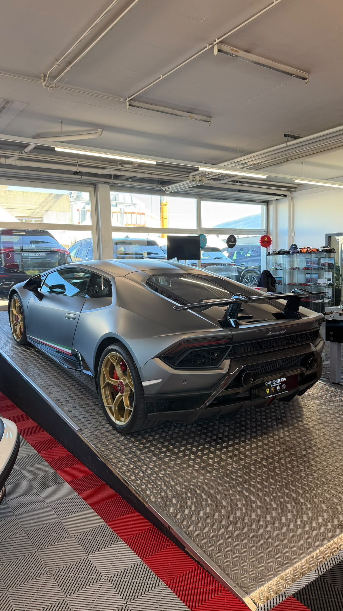 LAMBORGHINI PERFORMANTE-showroom-element-3