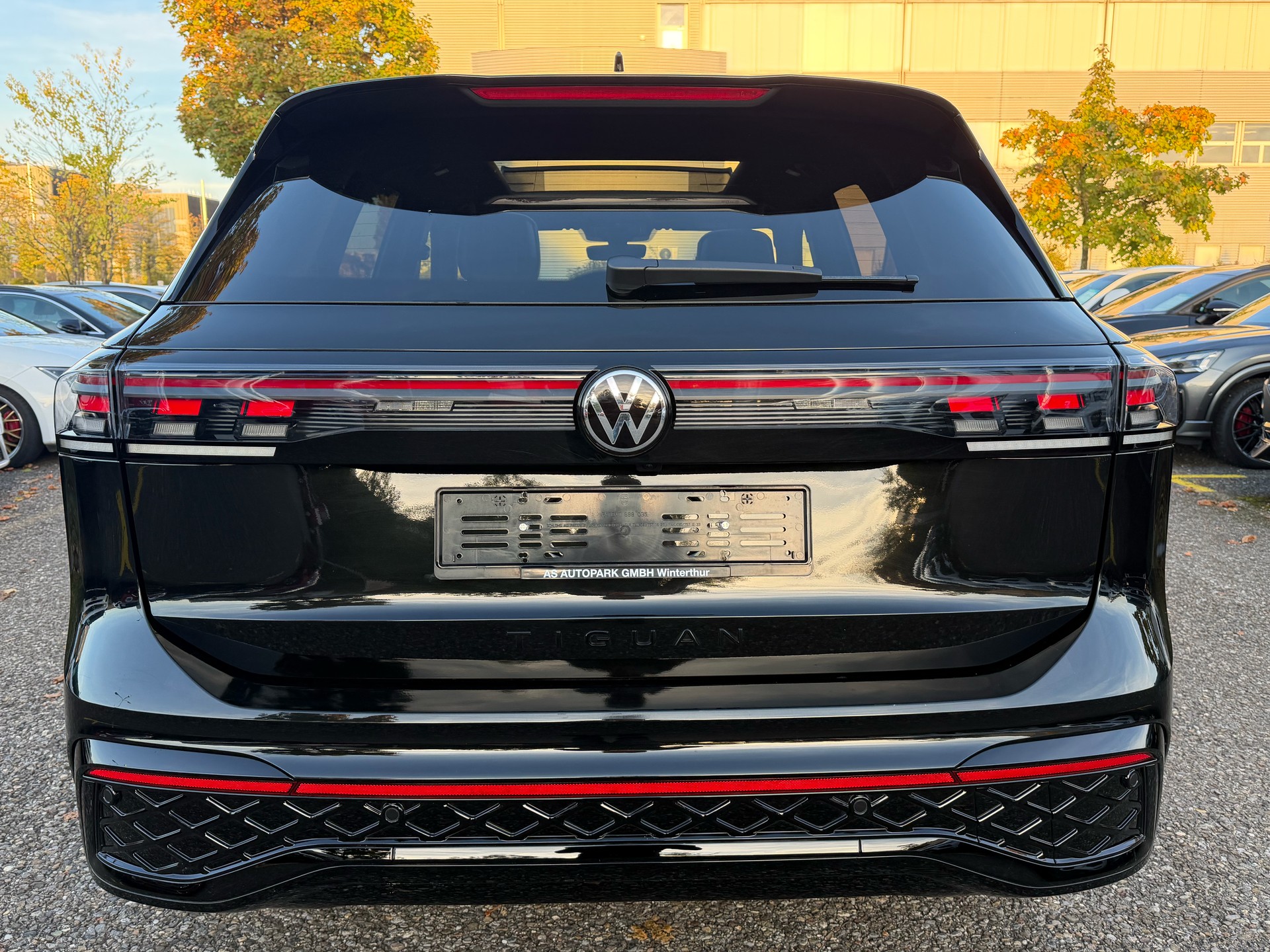 VW Tiguan 2.0 TSI DSG R-Line 4Motion ***CH-FAHRZEUG***-image-5