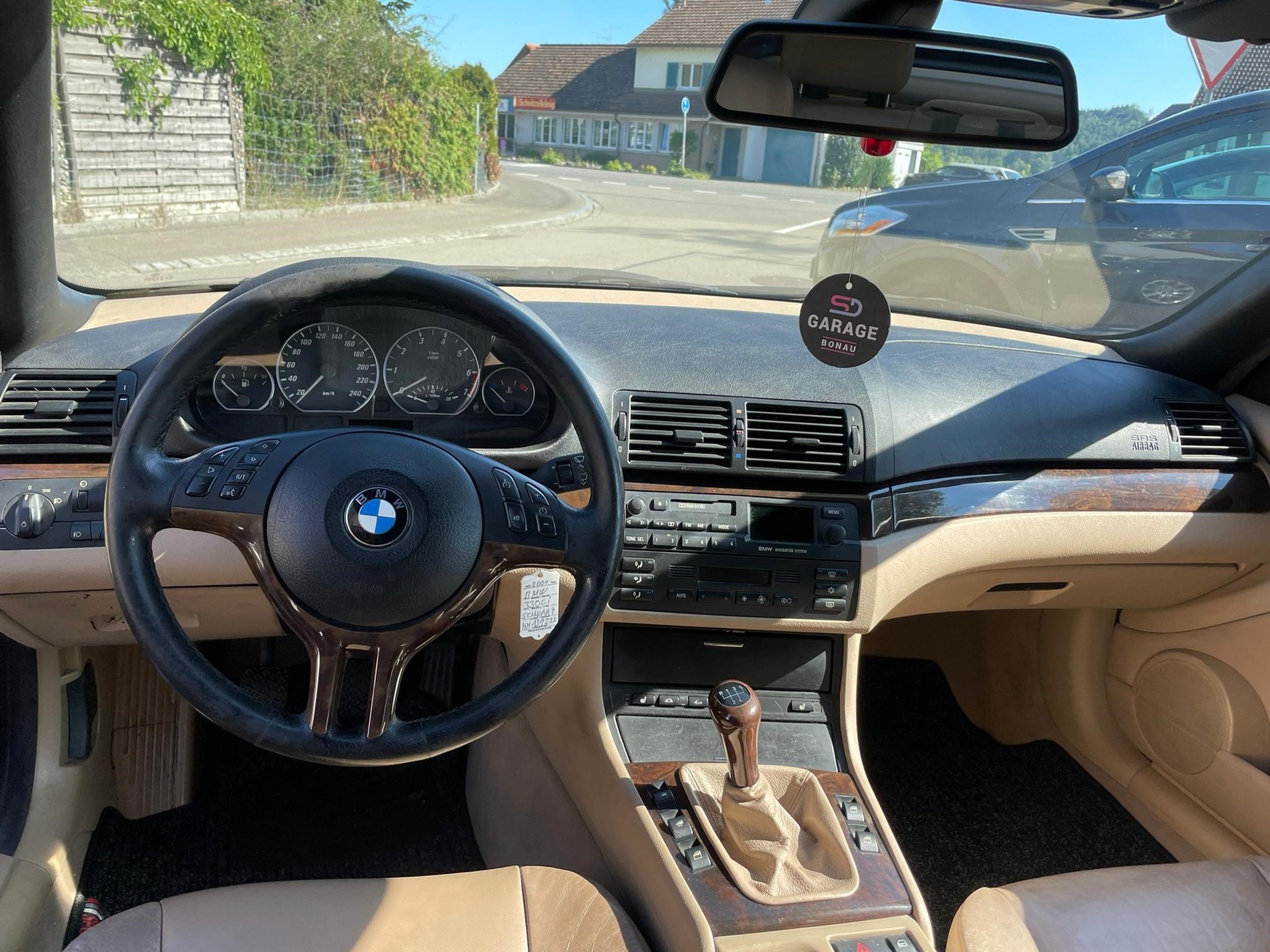 BMW 330Ci Cabriolet-image-9