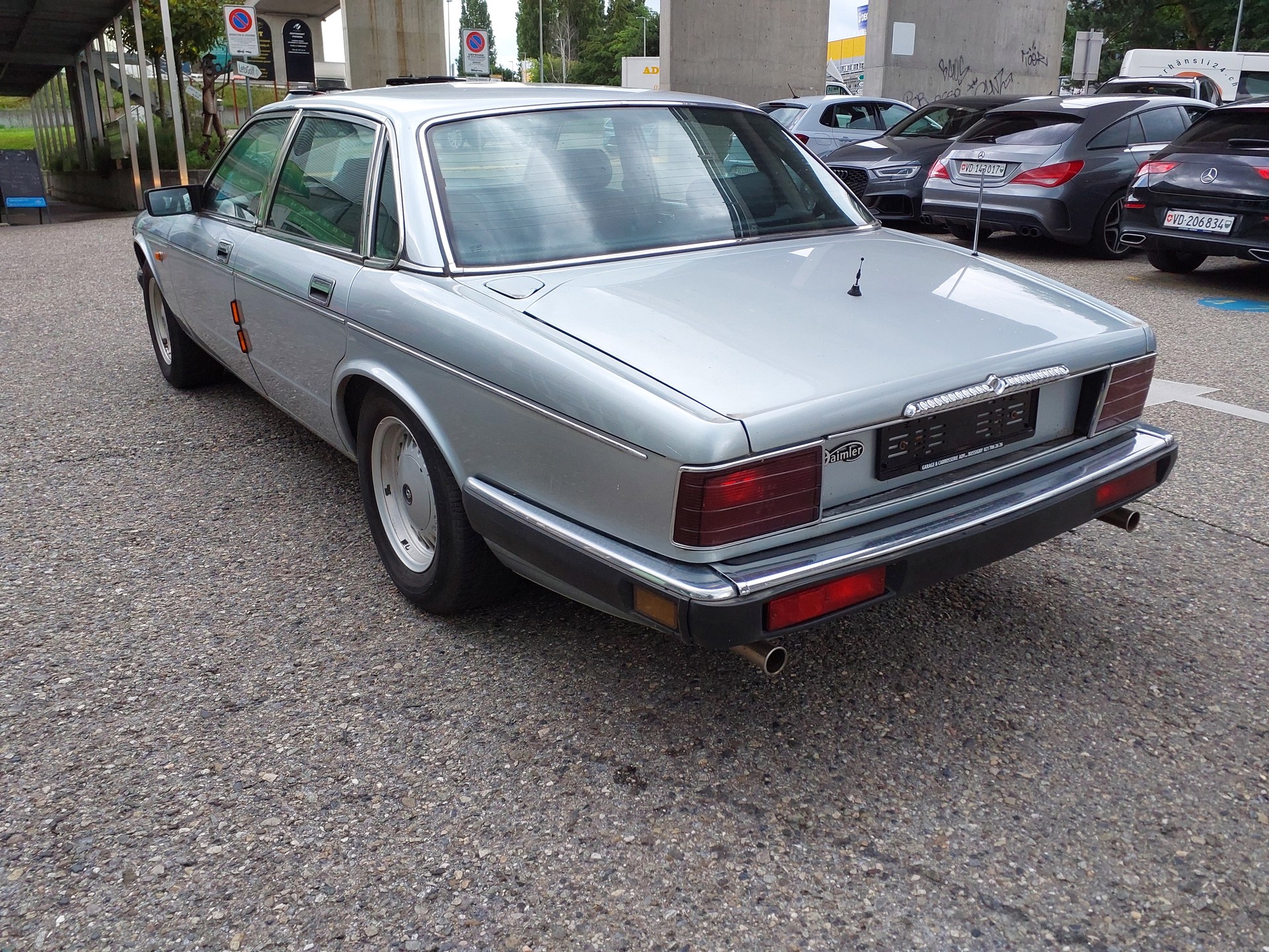 DAIMLER 4.0 Six-image-6