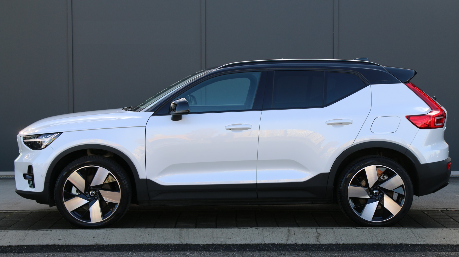 VOLVO XC40 P8 AWD Elec Ultimate-image-2