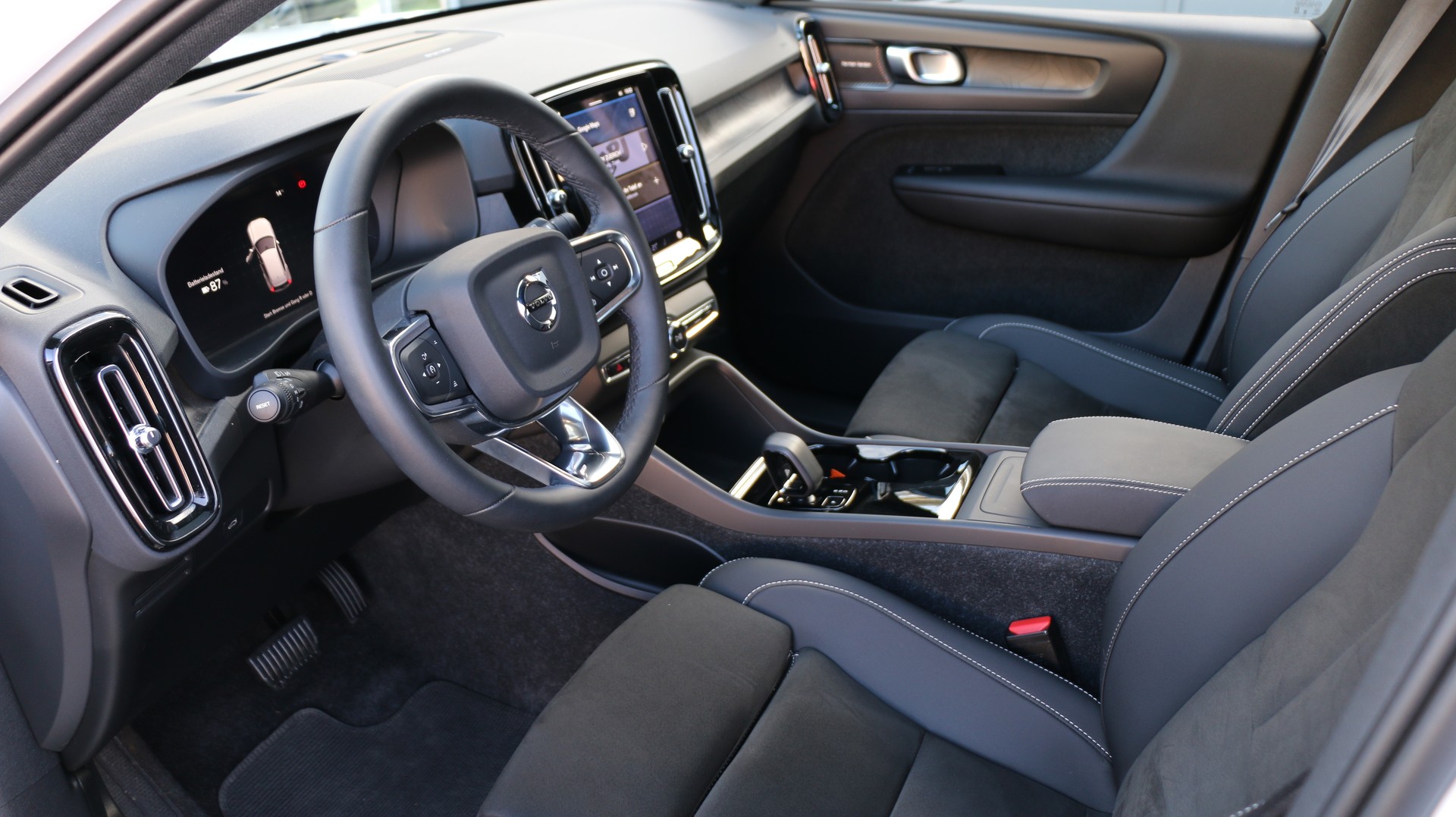 VOLVO XC40 P8 AWD Elec Ultimate-image-9