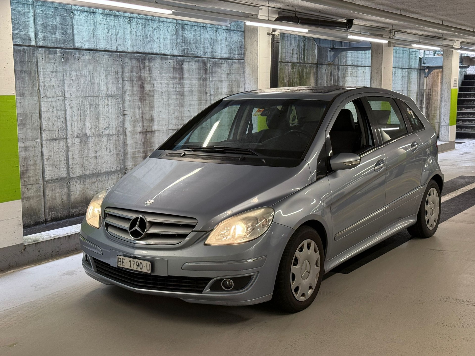 MERCEDES-BENZ B 200-showroom-element-1
