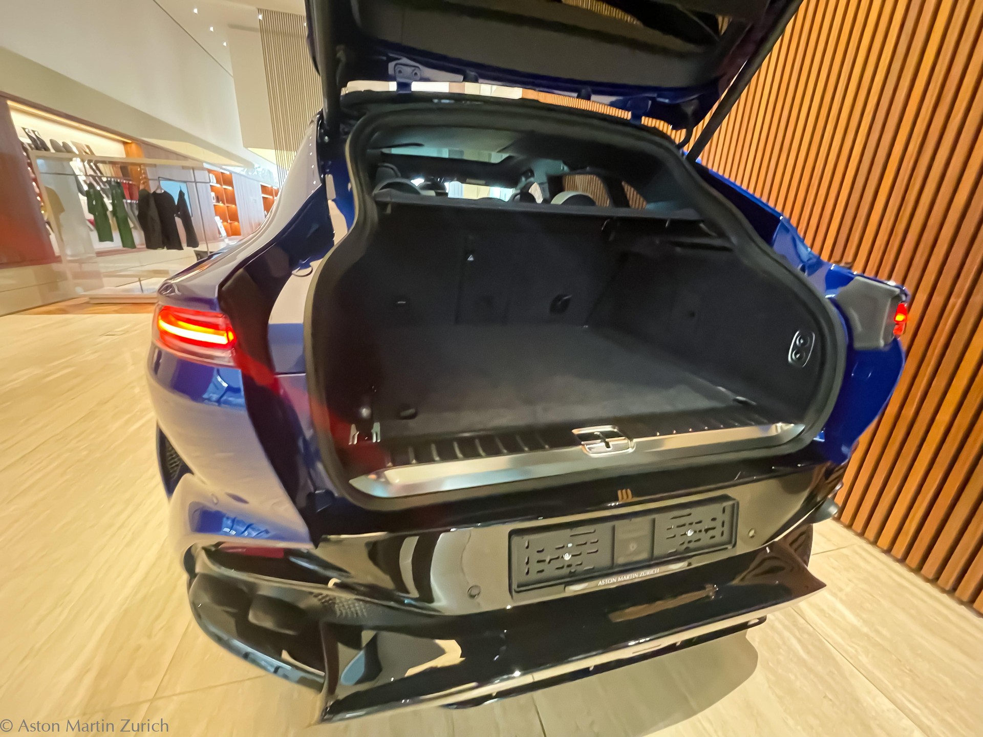 ASTON MARTIN DBX 707 4.0 V8 Bi-Turbo-image-10