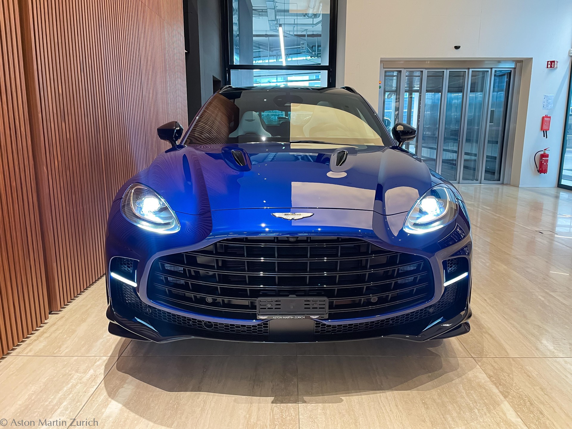ASTON MARTIN DBX 707 4.0 V8 Bi-Turbo-showroom-element-2