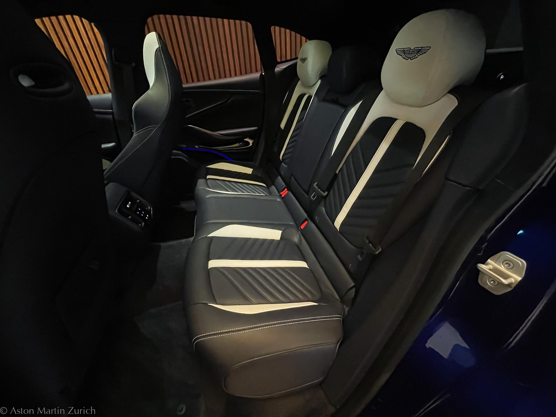 ASTON MARTIN DBX 707 4.0 V8 Bi-Turbo-image-14