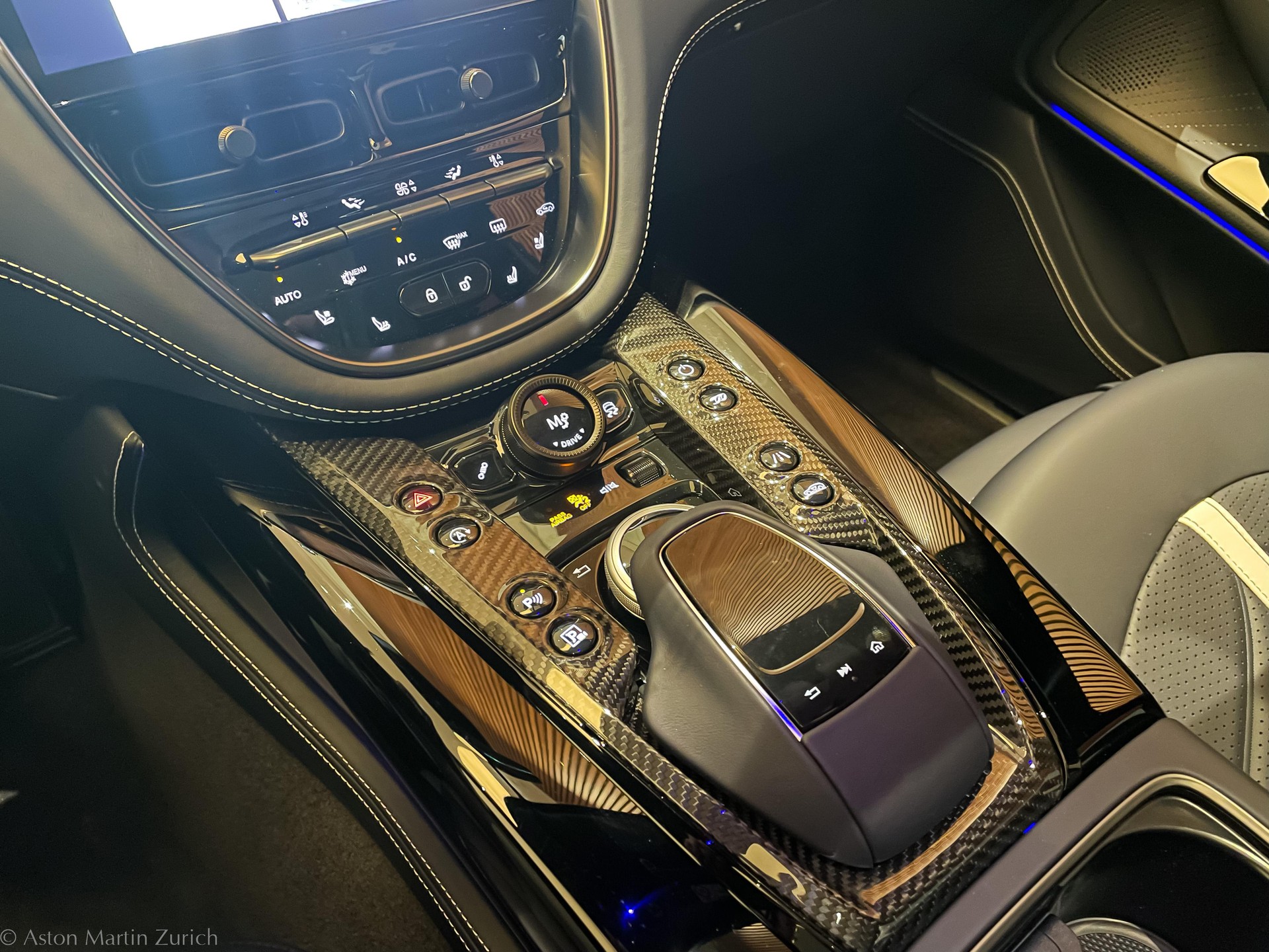 ASTON MARTIN DBX 707 4.0 V8 Bi-Turbo-image-19