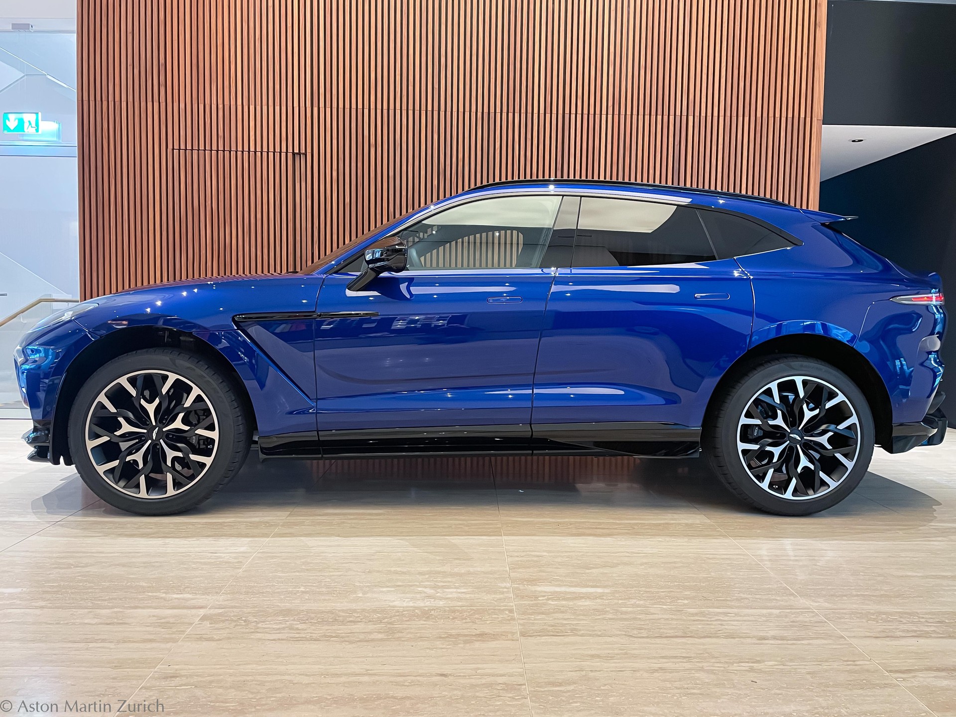 ASTON MARTIN DBX 707 4.0 V8 Bi-Turbo-showroom-element-2