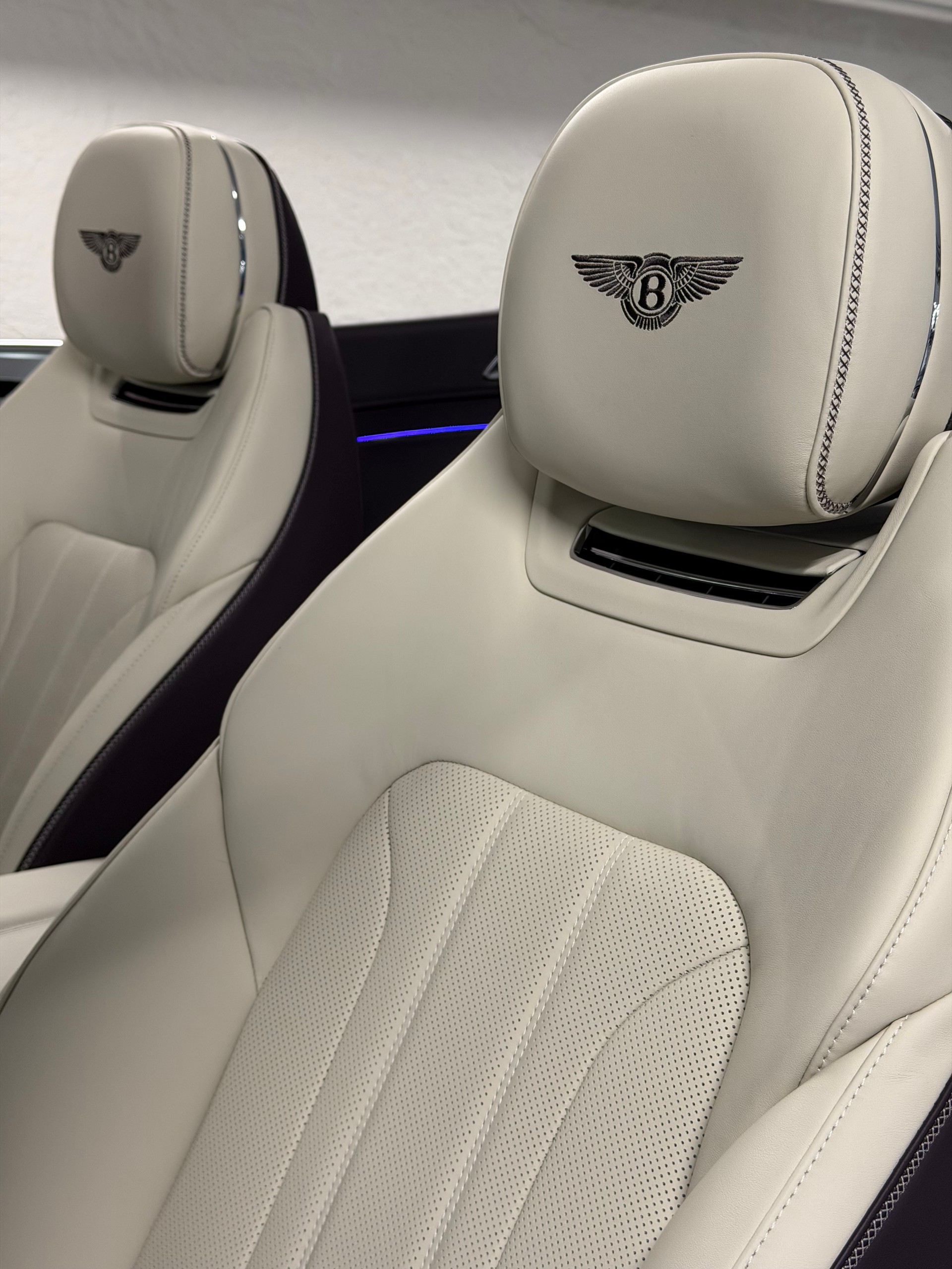 BENTLEY Continental GTC 4.0 V8 PHEV Black Velvet-image-13