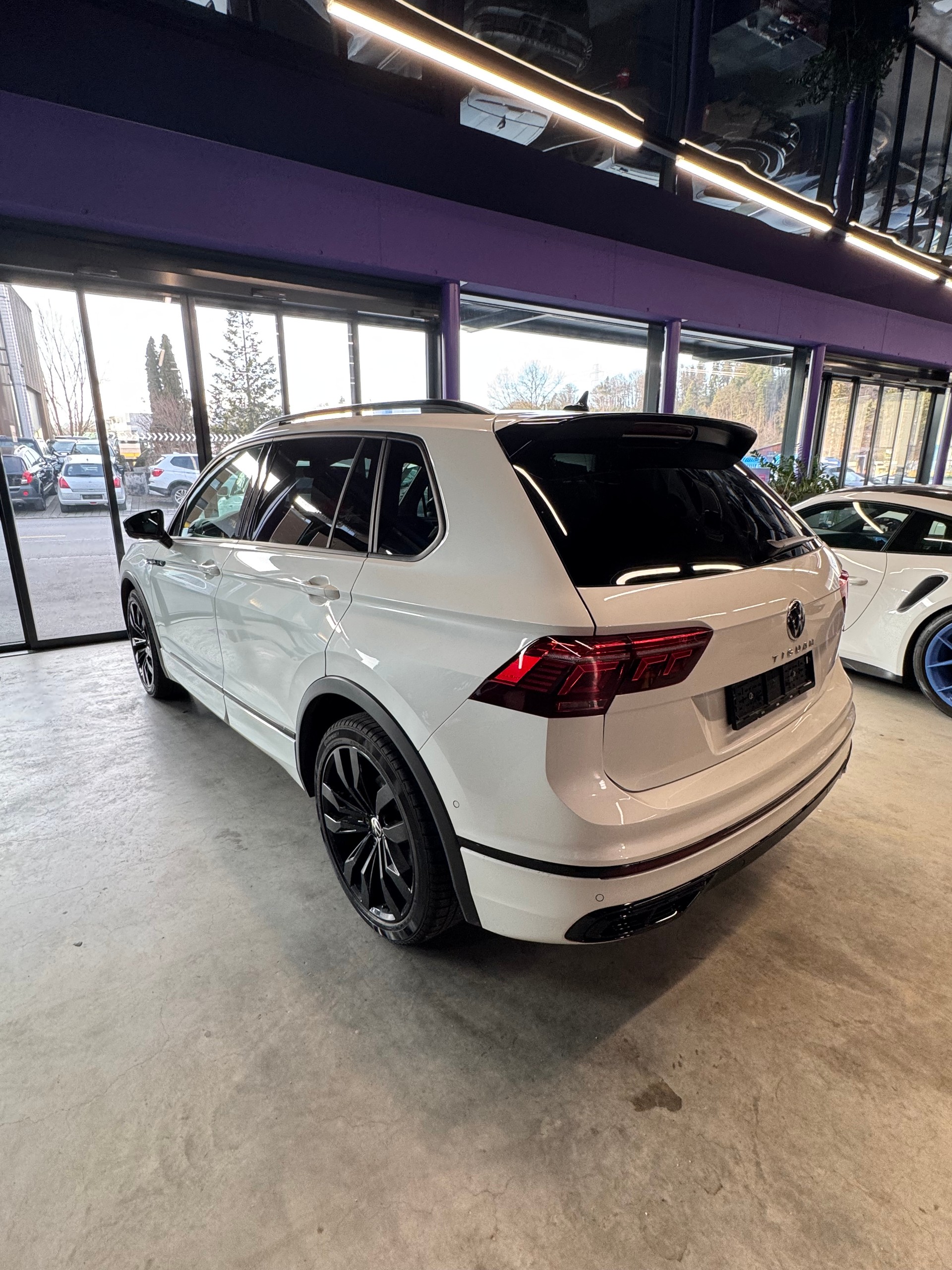 VW Tiguan 2.0 TDI SCR R-Line 4Motion DSG-showroom-element-1