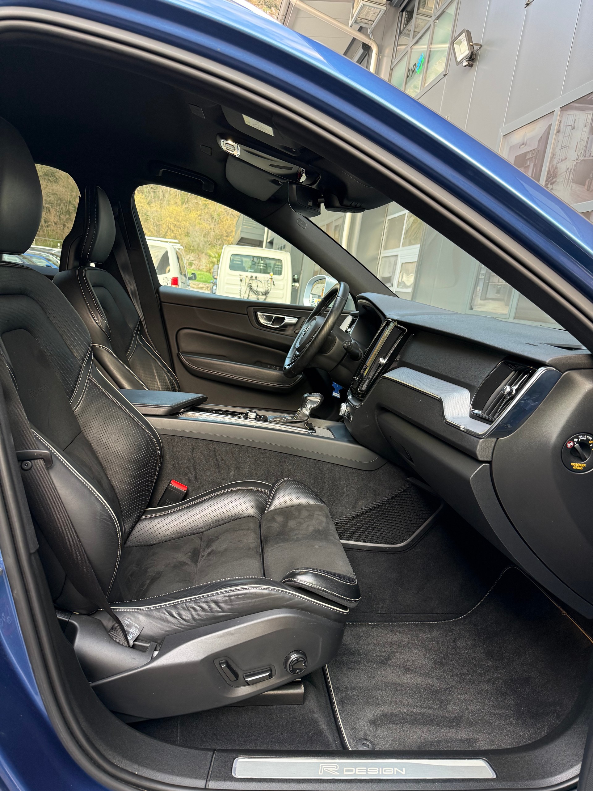 VOLVO XC60 T5 AWD R-Design Geartronic-image-10