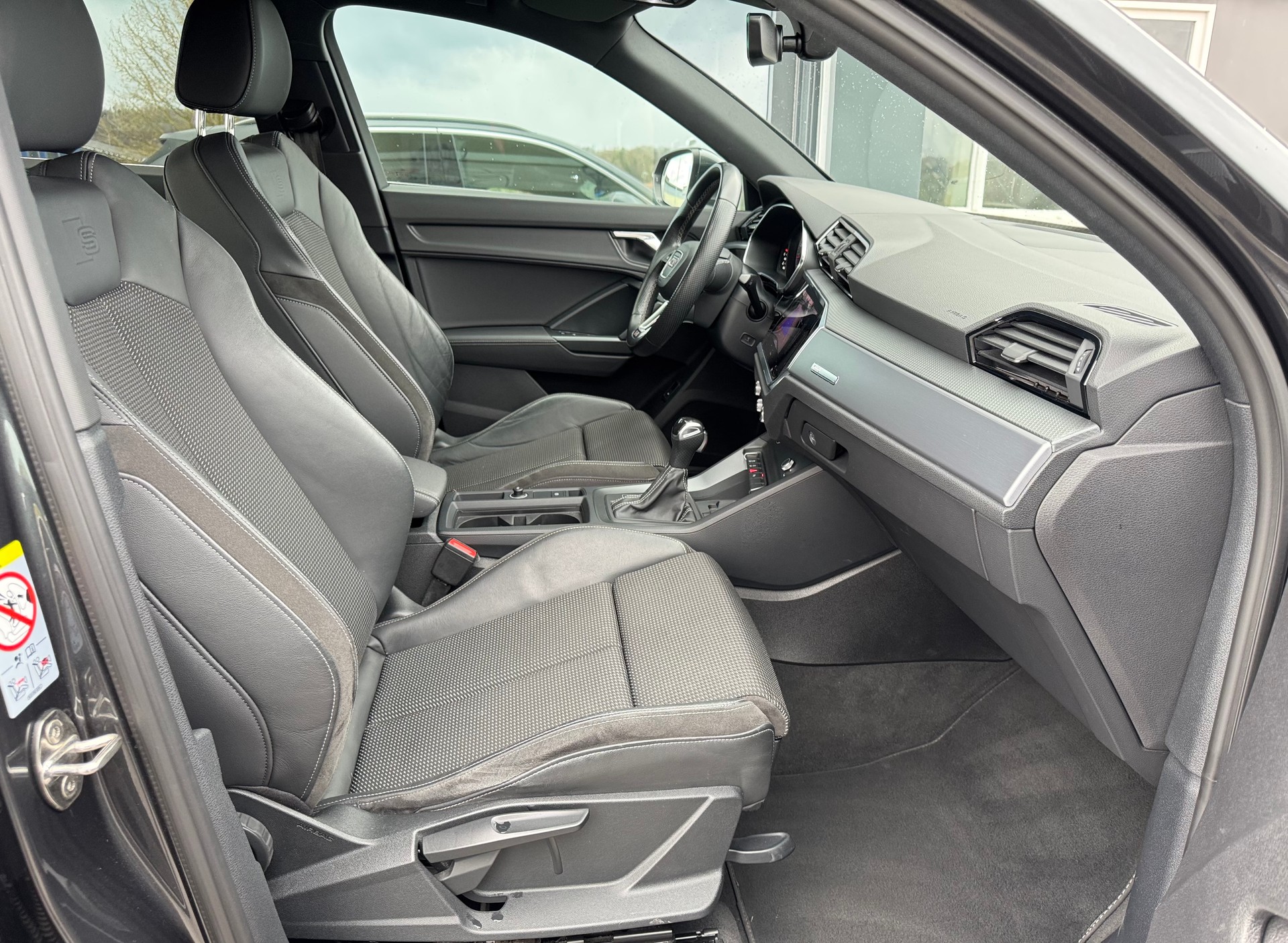 AUDI Q3 35 TFSI S line Attraction S-tronic-showroom-element-3