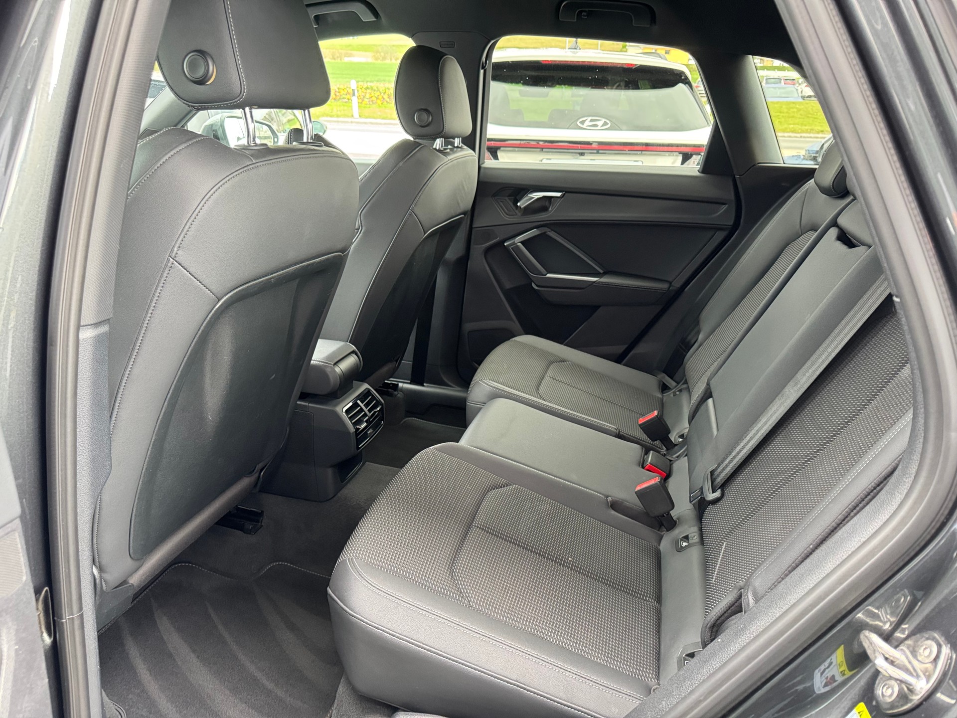 AUDI Q3 35 TFSI S line Attraction S-tronic-image-4