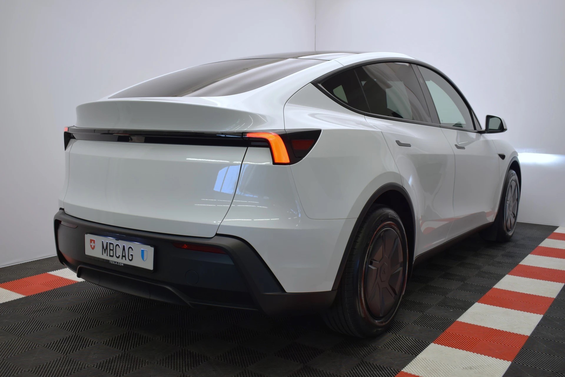 TESLA Model Y 534km WLTP, CH IVI, 2026er Facelift mit schwarzem Dachhimmel und neuem 16 Zoll Monitor-image-9