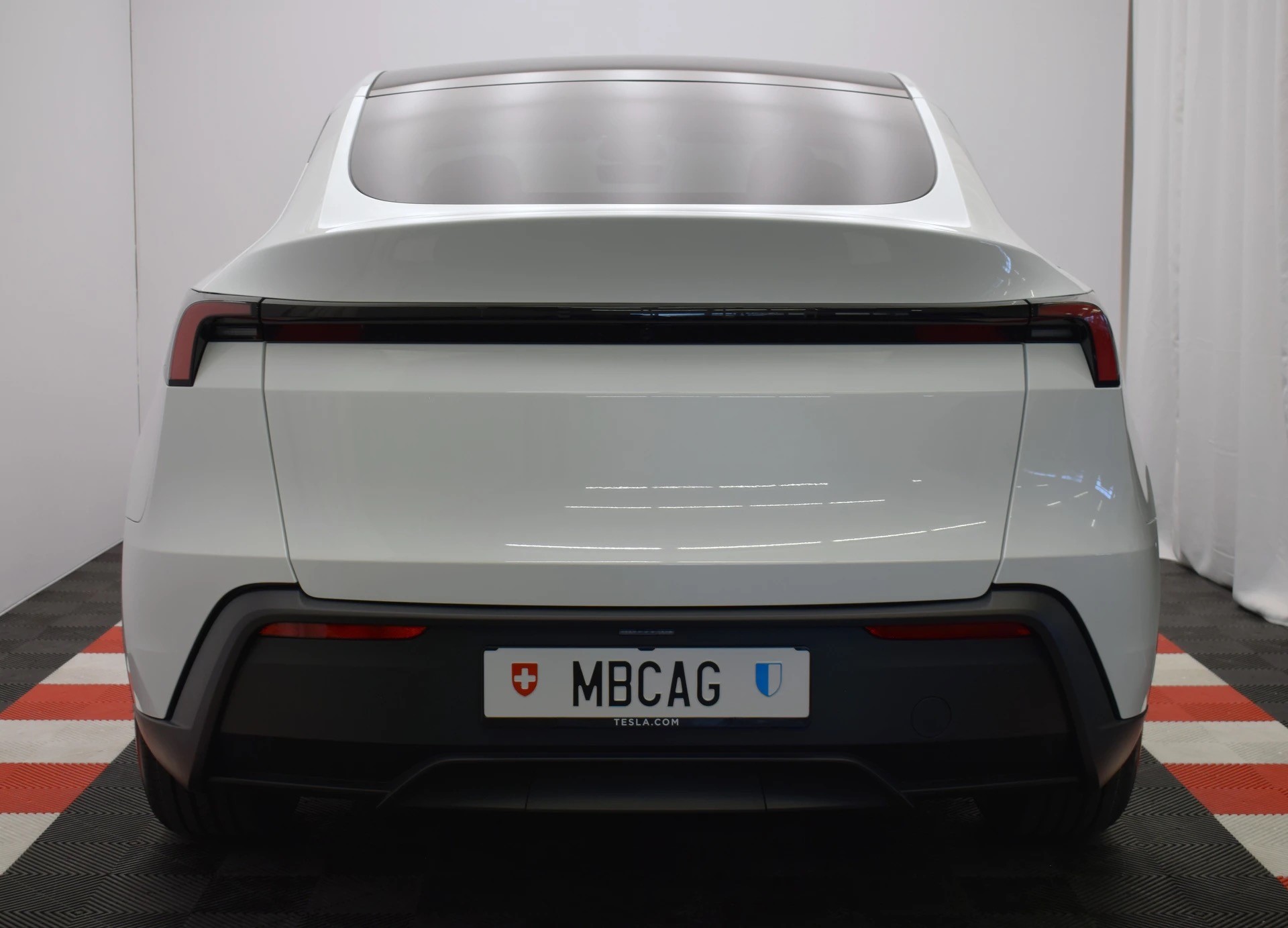 TESLA Model Y 534km WLTP, CH IVI, 2026er Facelift mit schwarzem Dachhimmel und neuem 16 Zoll Monitor-image-10