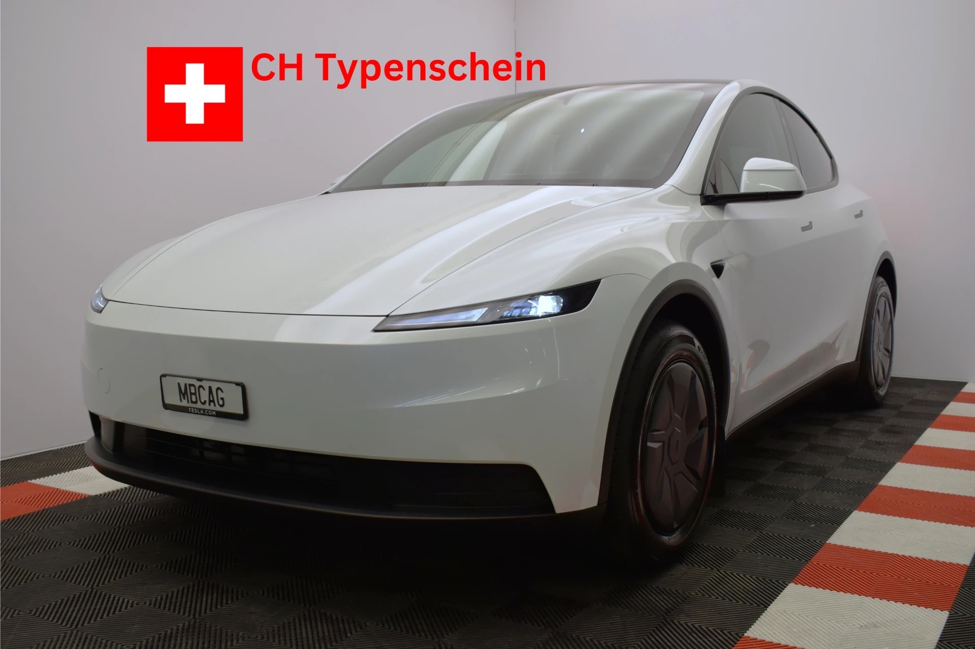 TESLA Model Y 534km WLTP, CH IVI, 2026er Facelift mit schwarzem Dachhimmel und neuem 16 Zoll Monitor