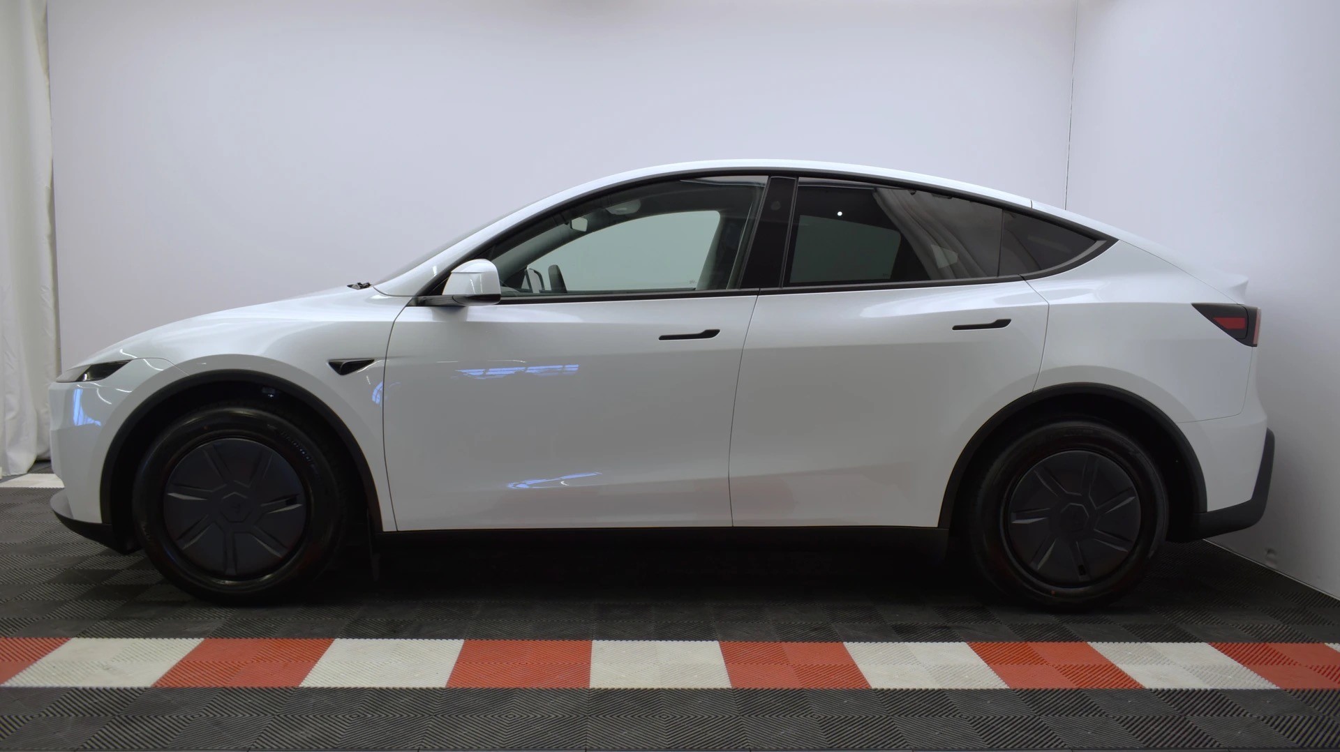 TESLA Model Y 534km WLTP, CH IVI, 2026er Facelift mit schwarzem Dachhimmel und neuem 16 Zoll Monitor-image-8