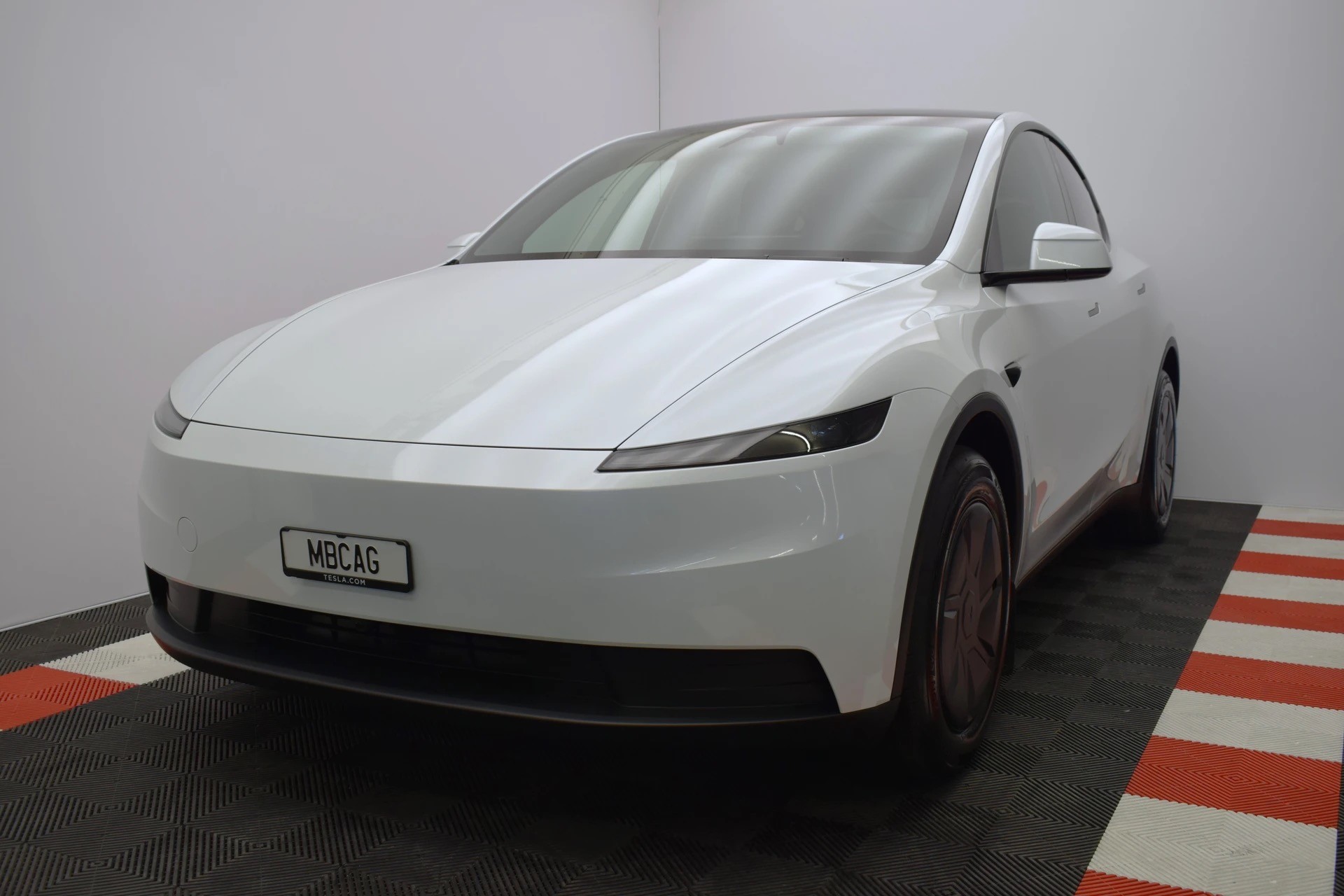 TESLA Model Y 534km WLTP, CH IVI, 2026er Facelift mit schwarzem Dachhimmel und neuem 16 Zoll Monitor-image-5
