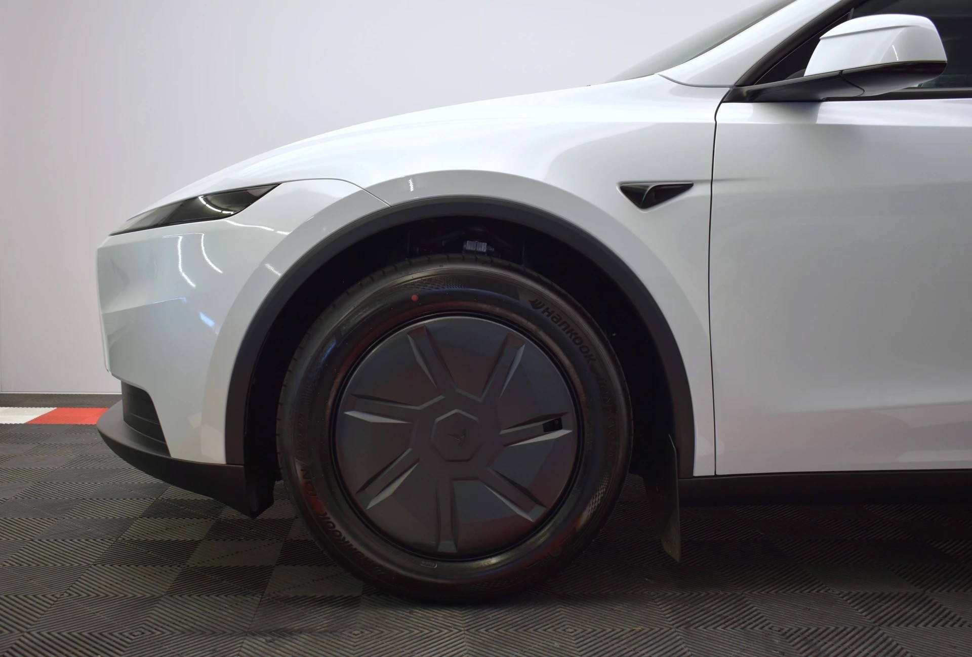 TESLA Model Y 534km WLTP, CH IVI, 2026er Facelift mit schwarzem Dachhimmel und neuem 16 Zoll Monitor-image-7