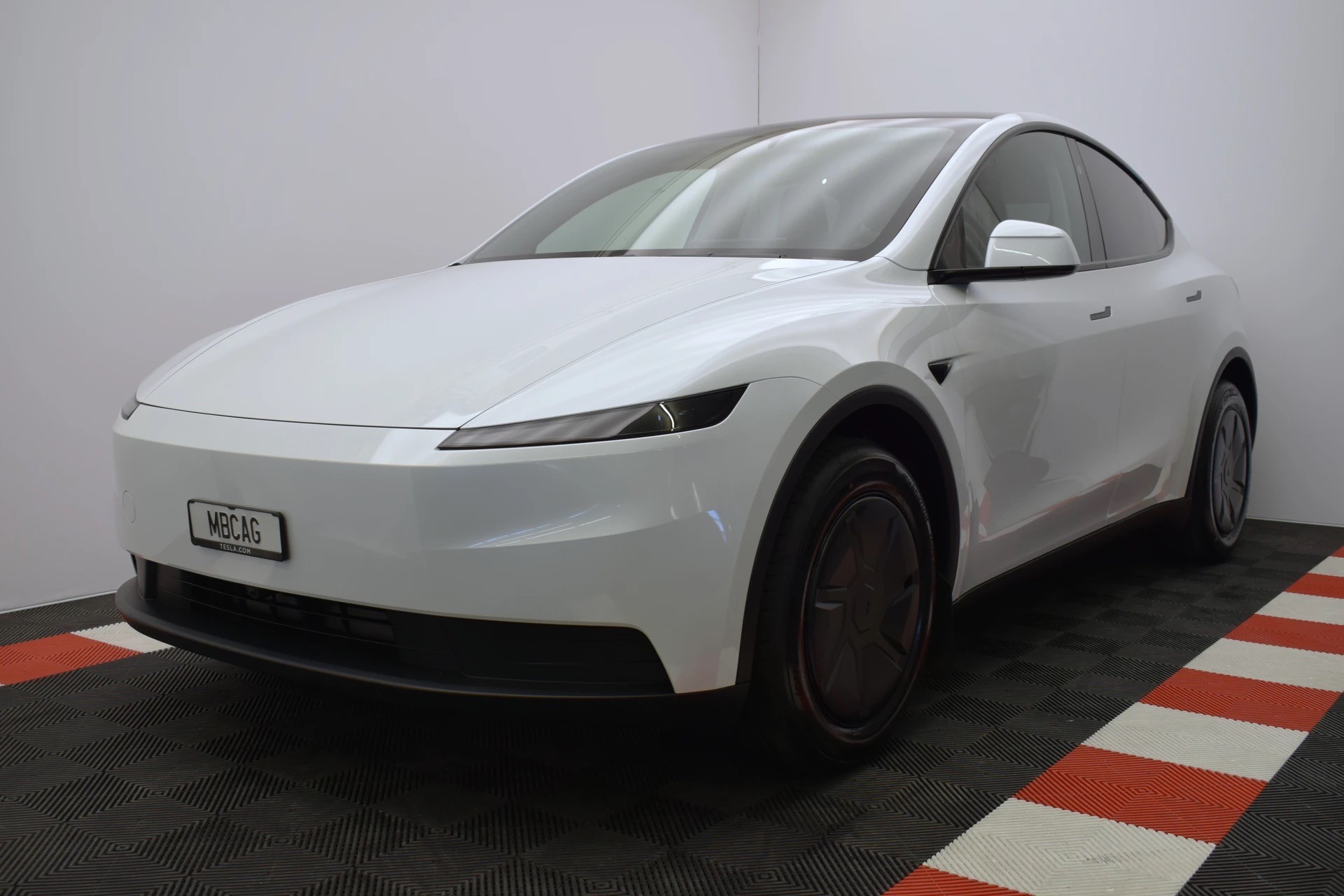 TESLA Model Y 534km WLTP, CH IVI, 2026er Facelift mit schwarzem Dachhimmel und neuem 16 Zoll Monitor-image-6