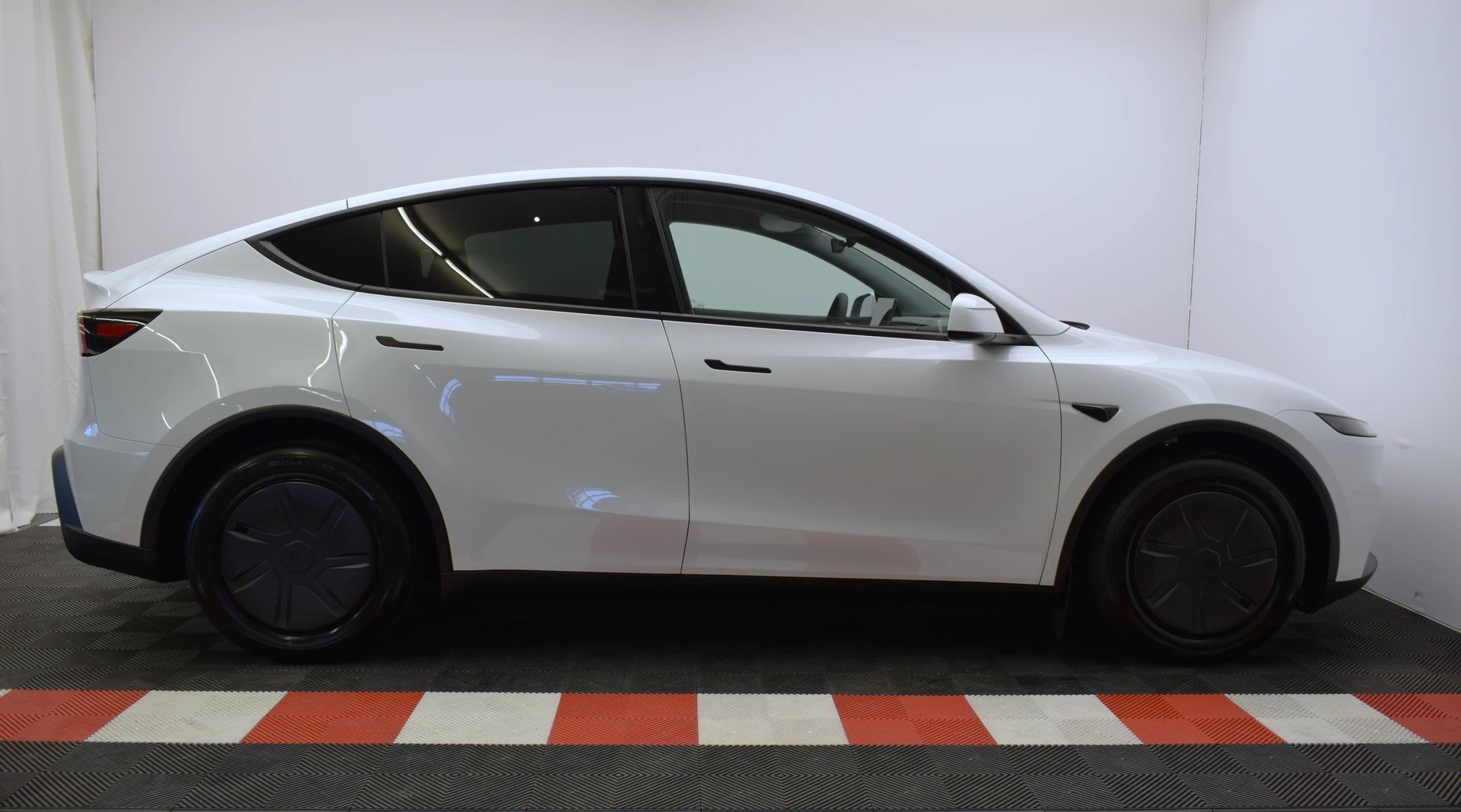 TESLA Model Y 534km WLTP, CH IVI, 2026er Facelift mit schwarzem Dachhimmel und neuem 16 Zoll Monitor-image-12
