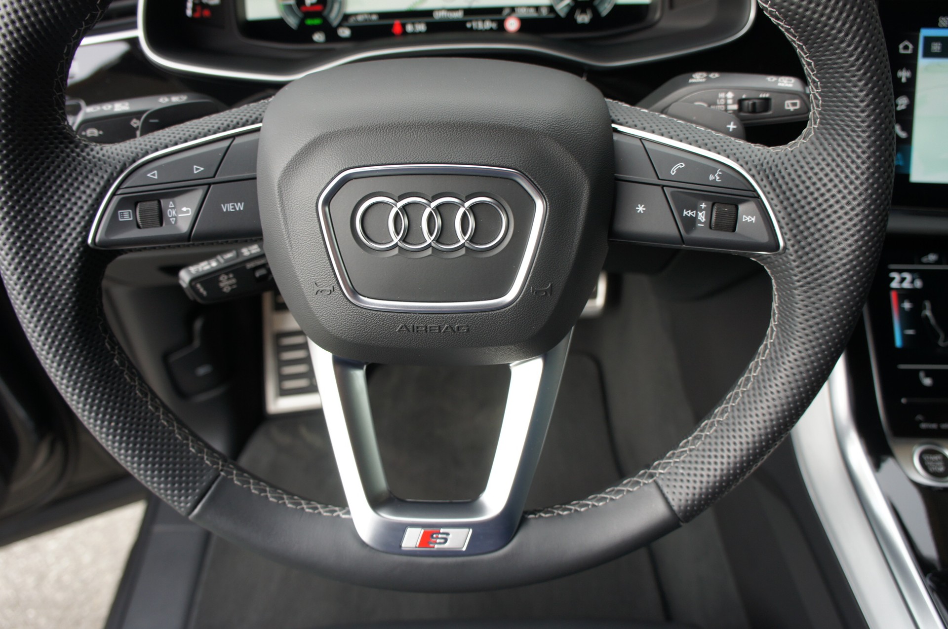 AUDI Q8 55 TFSI e quattro PHEV tiptronic-image-24