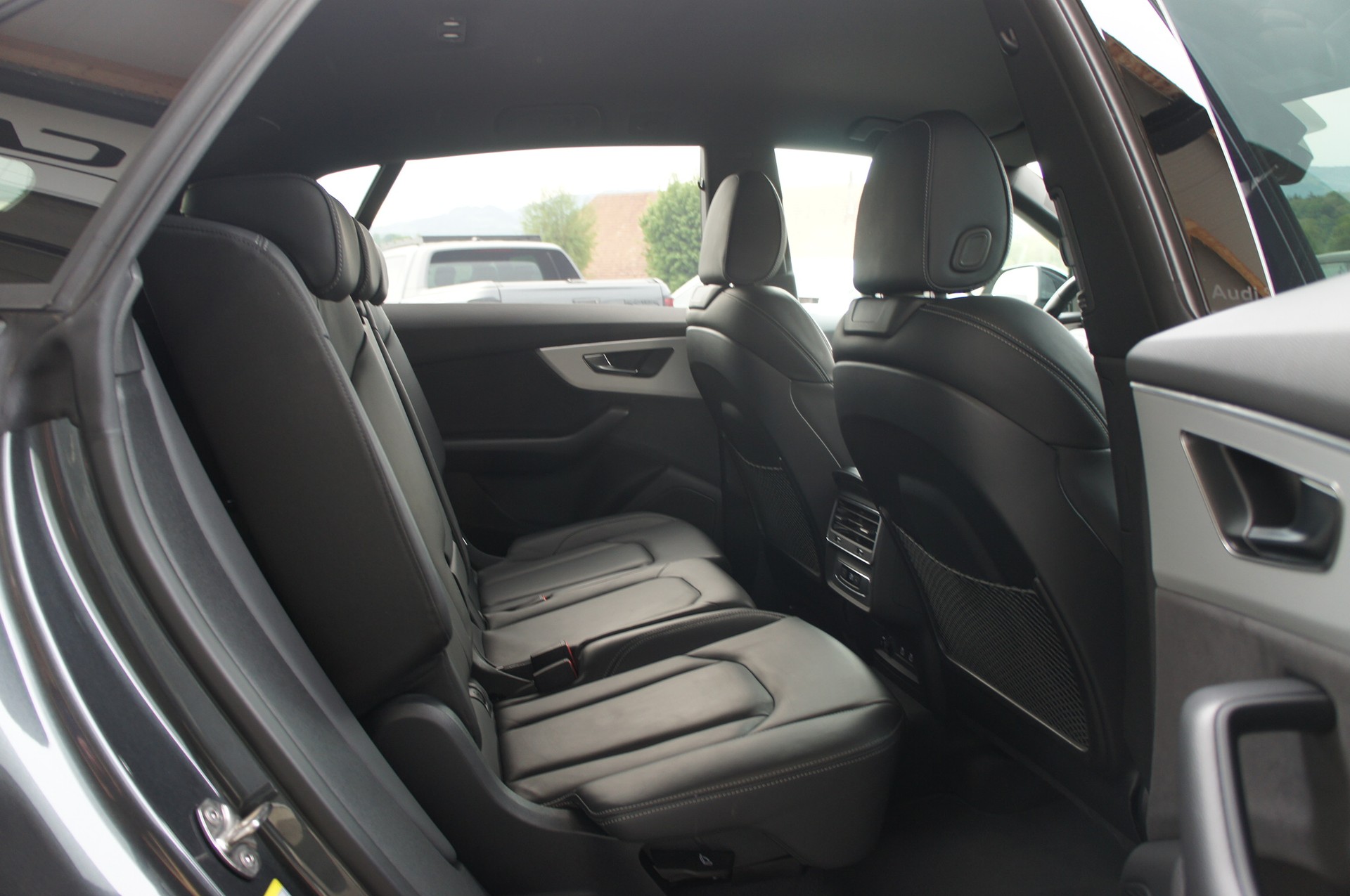 AUDI Q8 55 TFSI e quattro PHEV tiptronic-image-9