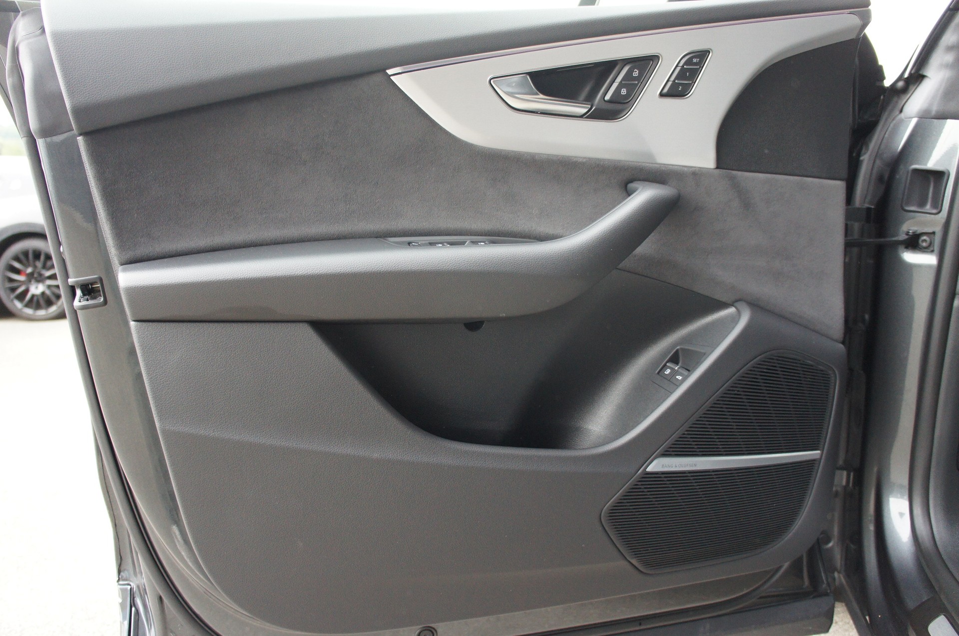 AUDI Q8 55 TFSI e quattro PHEV tiptronic-image-13