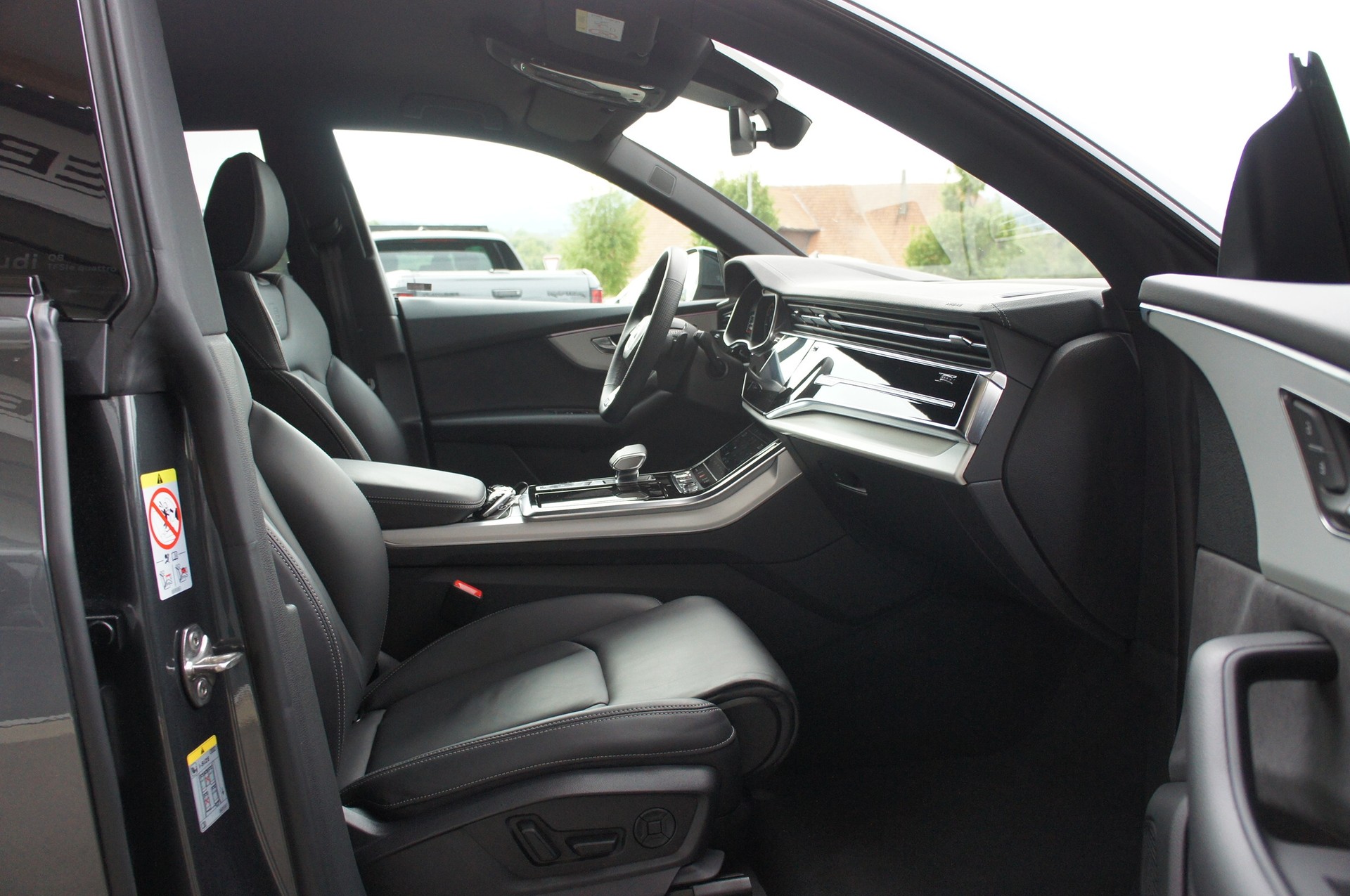 AUDI Q8 55 TFSI e quattro PHEV tiptronic-image-8