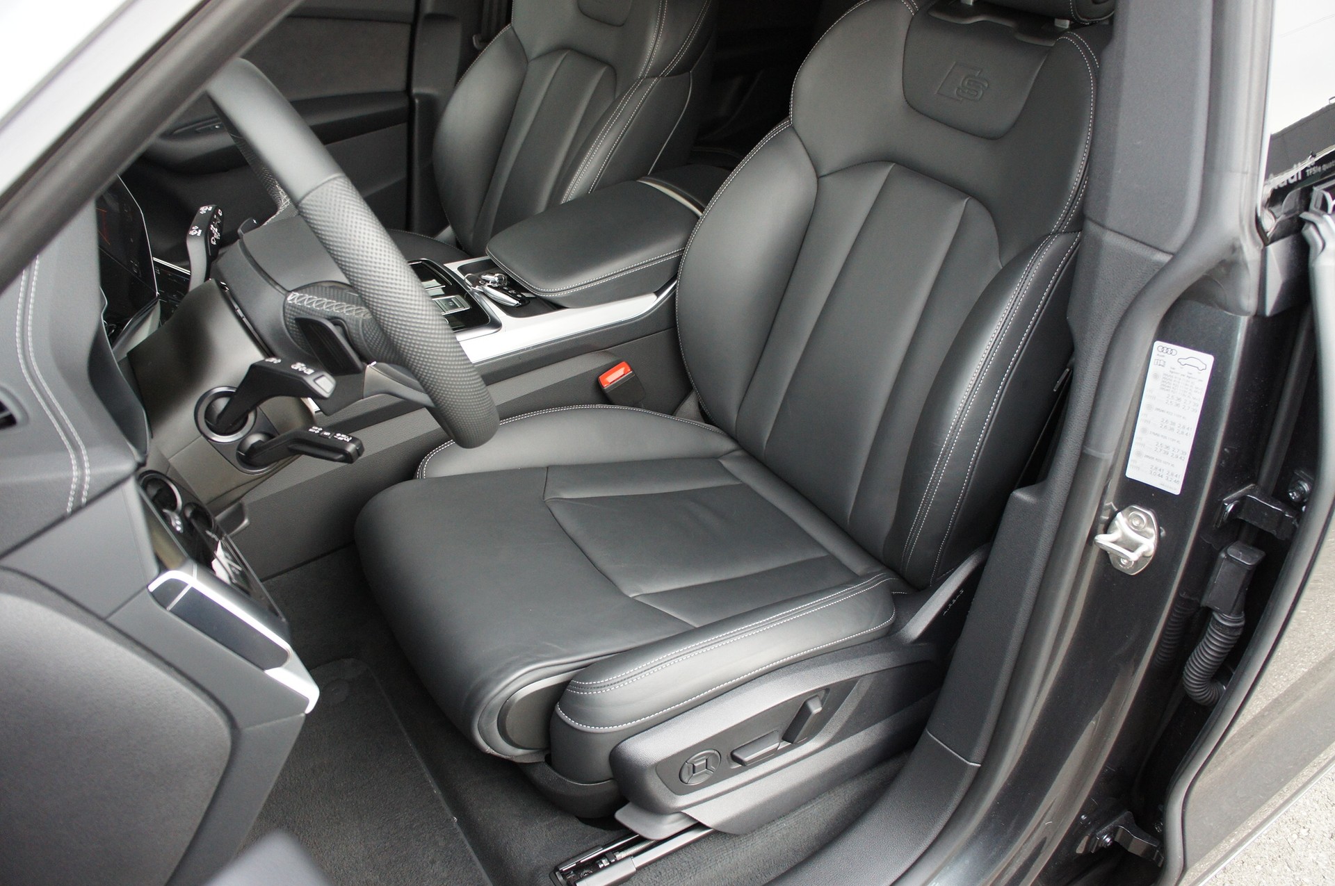 AUDI Q8 55 TFSI e quattro PHEV tiptronic-image-16