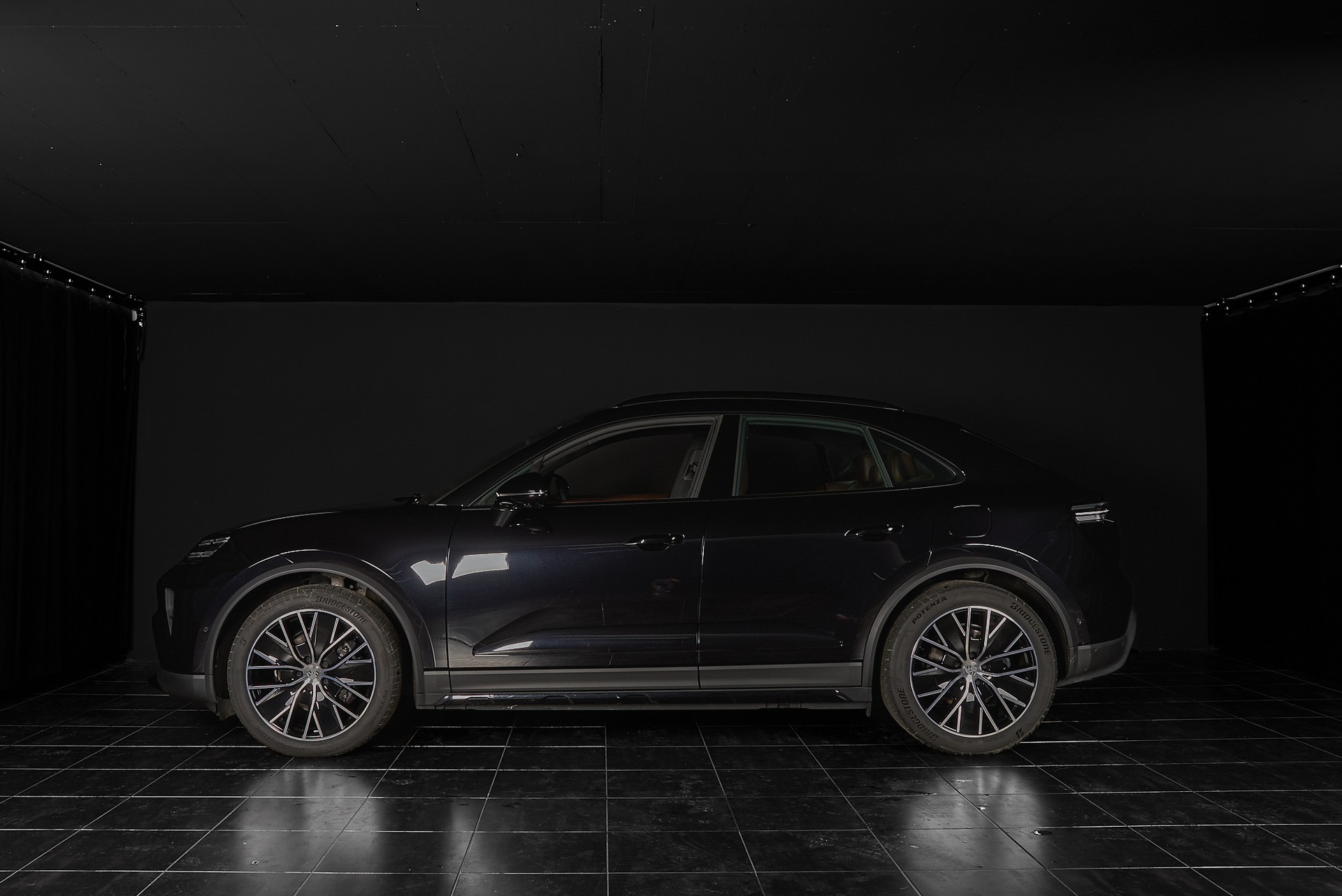 PORSCHE Macan 4 100kWh-showroom-element-1