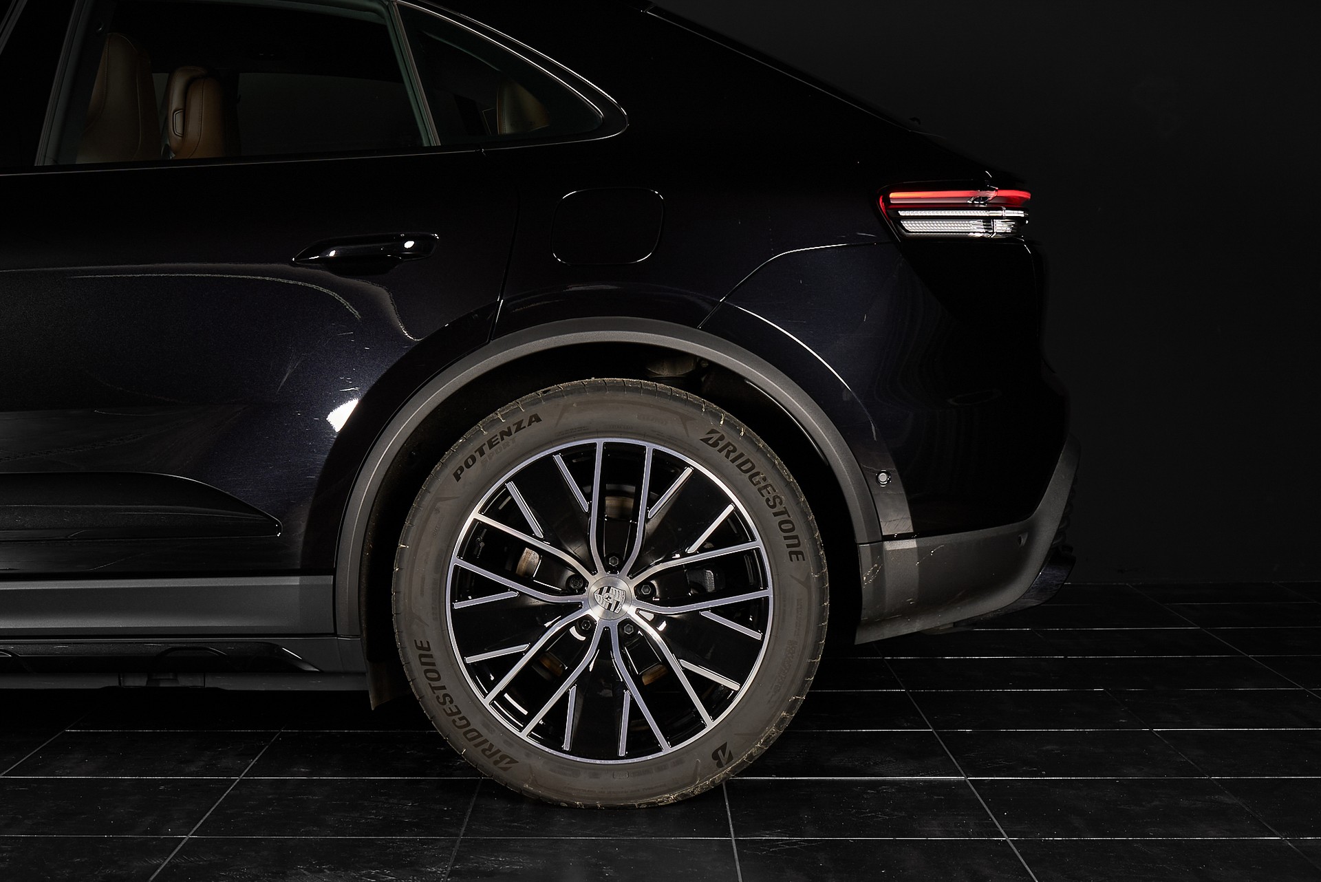 PORSCHE Macan 4 100kWh-showroom-element-2