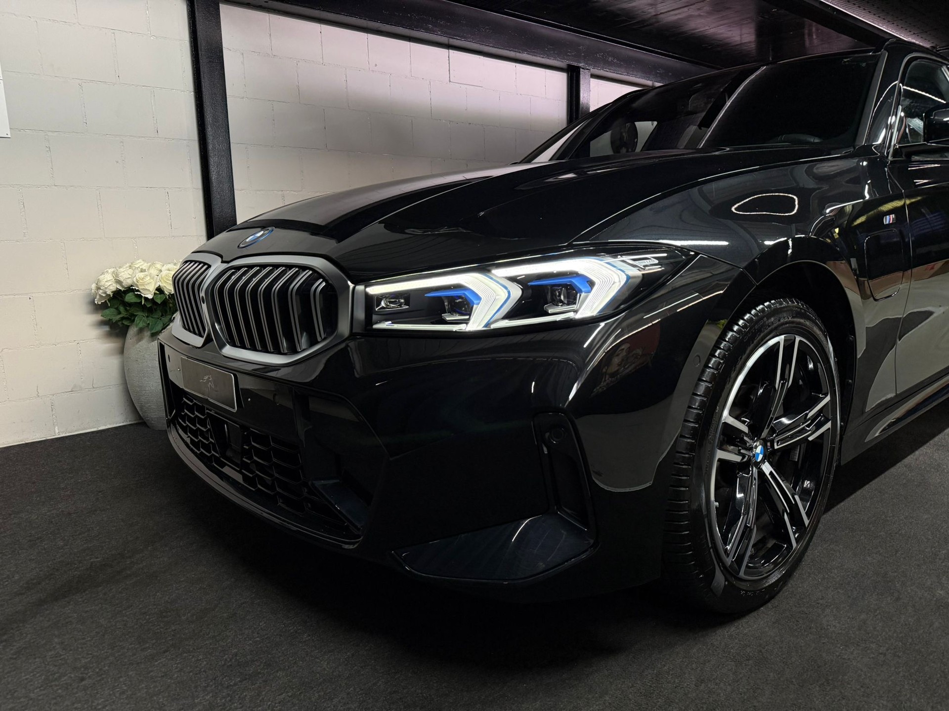 BMW 330e x DriveTouring Steptronic M Sport. / Werksgarantie 36 monate / Gratis Service bis 100'000 km-showroom-element-1